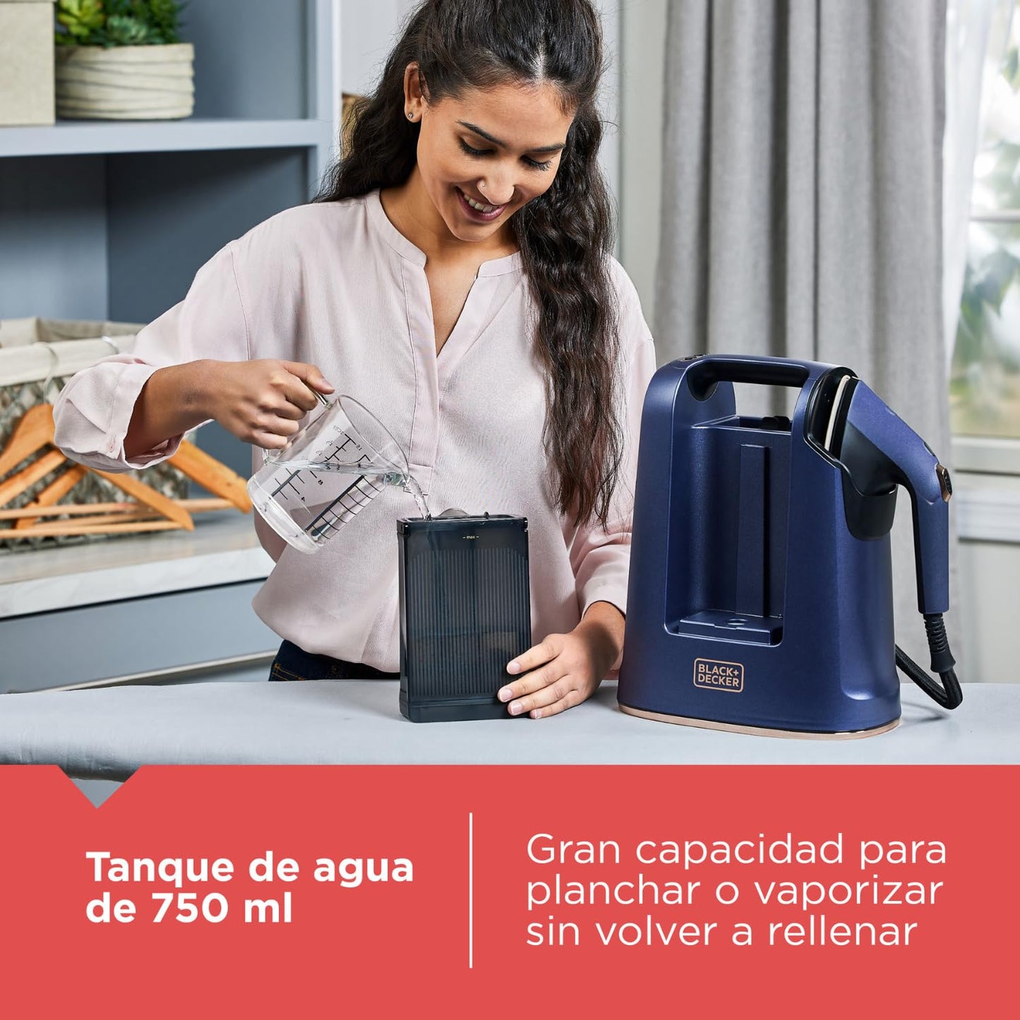 Plancha y Vaporizador de Ropa Black+Decker 2 en 1 de 750 ml y 1700W, HGS600-LA