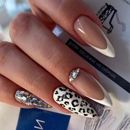 CLYHLTMZ Uñas francesas con estampado de leopardo, almendra, color blanco, con taladro, uñas postizas de longitud media, color piel, con diseños, cobertura completa, con purpurina, uñas acrílicas adhe