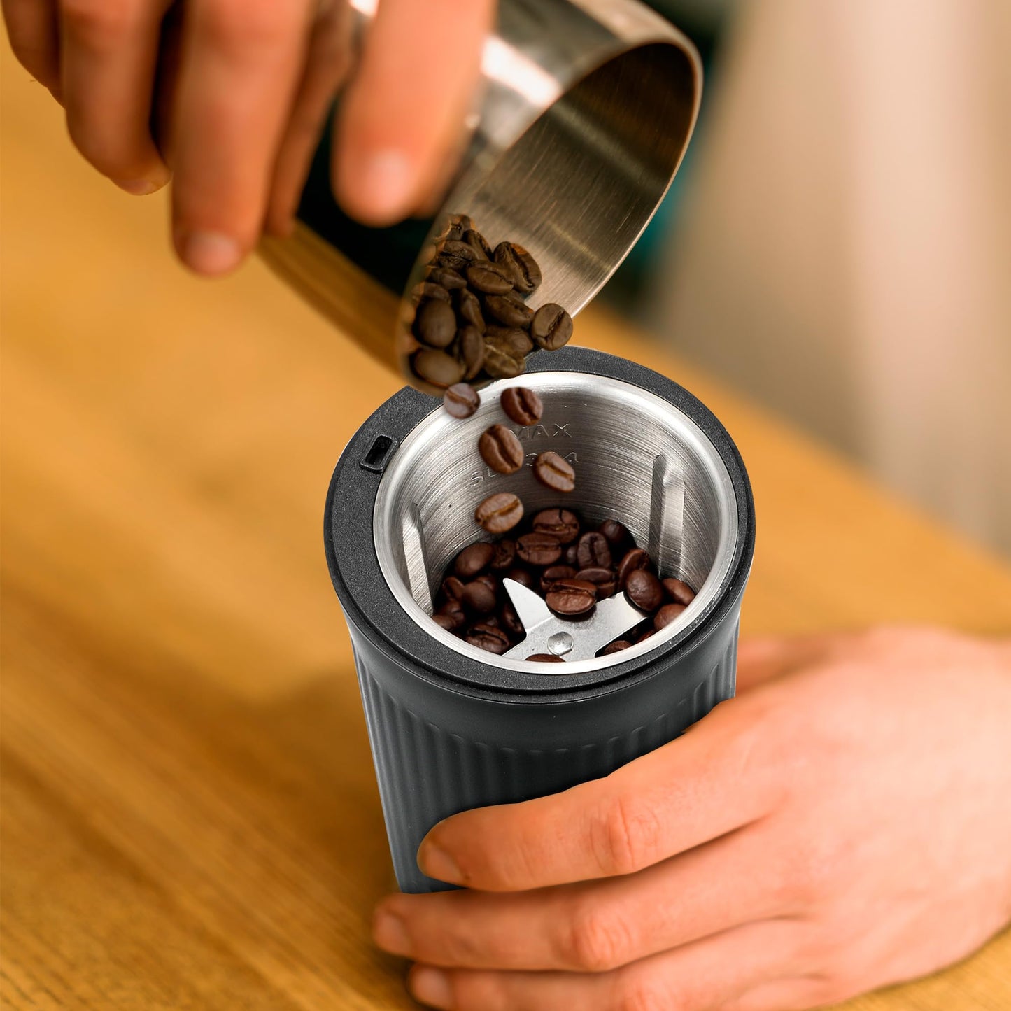 Hukën x MasterChef | Molino Eléctrico de Café y Especias | Negro Matte | Molido Preciso | Aspas de Acero Inoxidable | Capacidad 60 g | Potencia Duradera