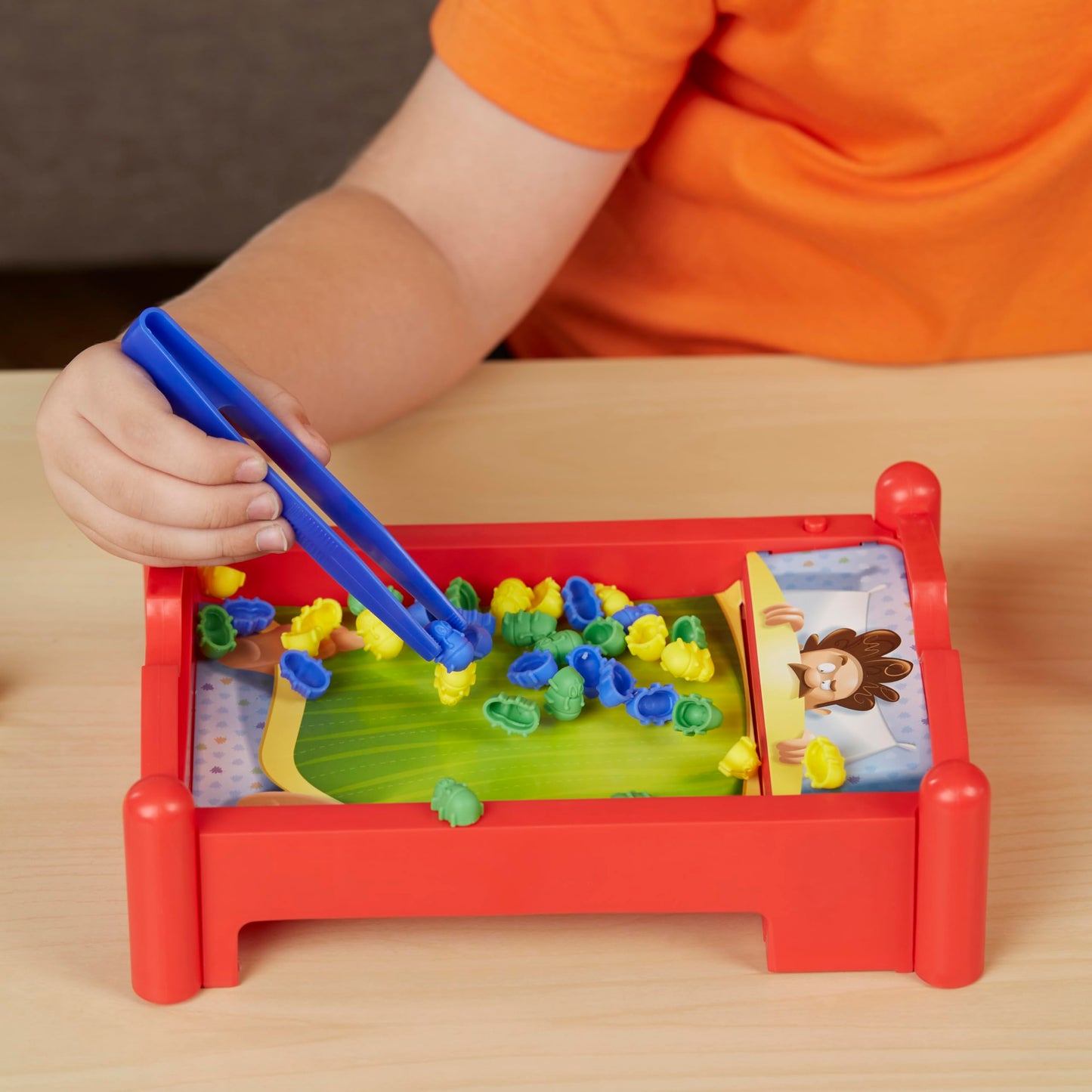 Hasbro Gaming Pulgas Locas - Juego de Mesa con 1 Tablero, 36 Piezas de Colores y 3 Pinzas para 2 o 3 Jugadores a Partir de 4 años