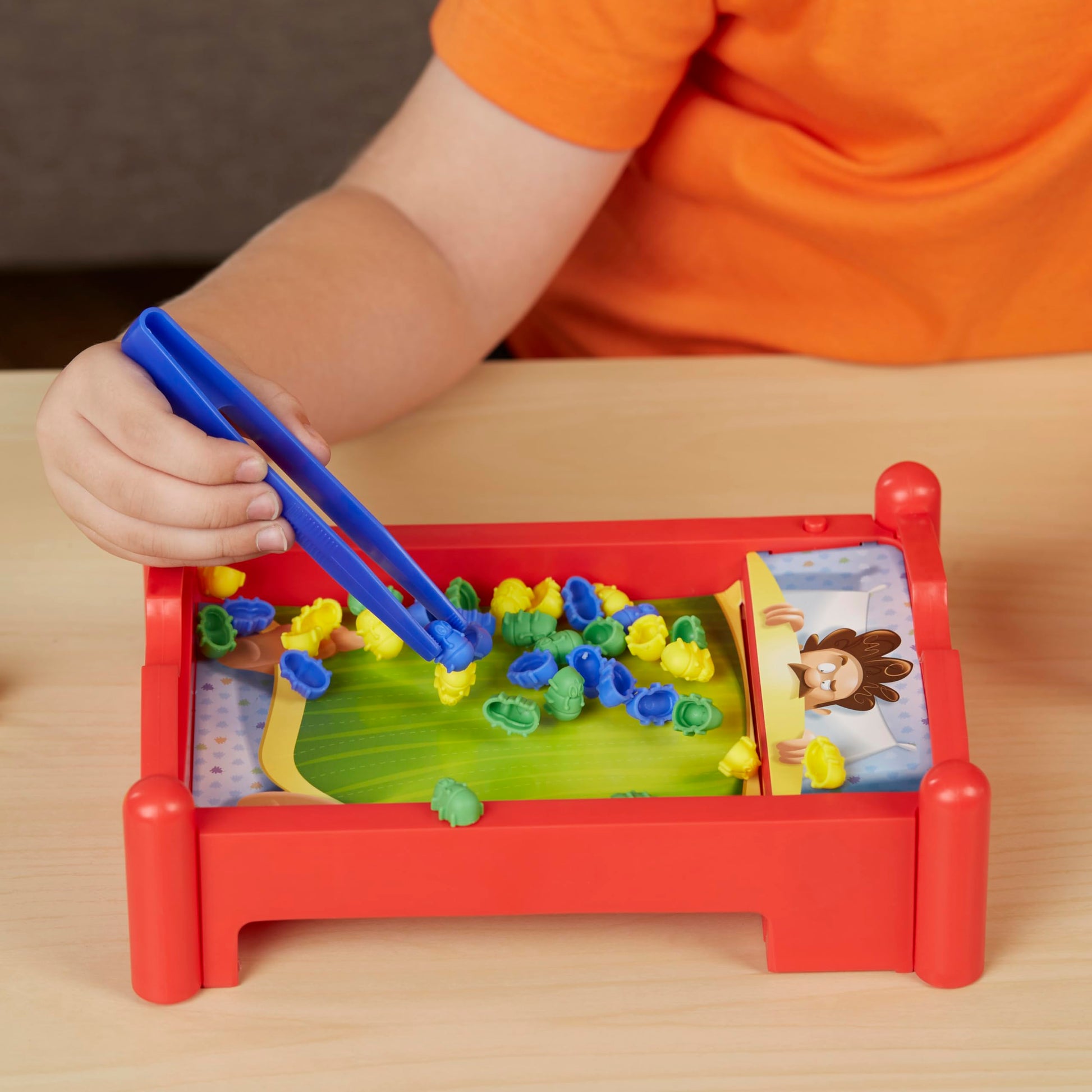 Hasbro Gaming Pulgas Locas - Juego de Mesa con 1 Tablero, 36 Piezas de Colores y 3 Pinzas para 2 o 3 Jugadores a Partir de 4 años