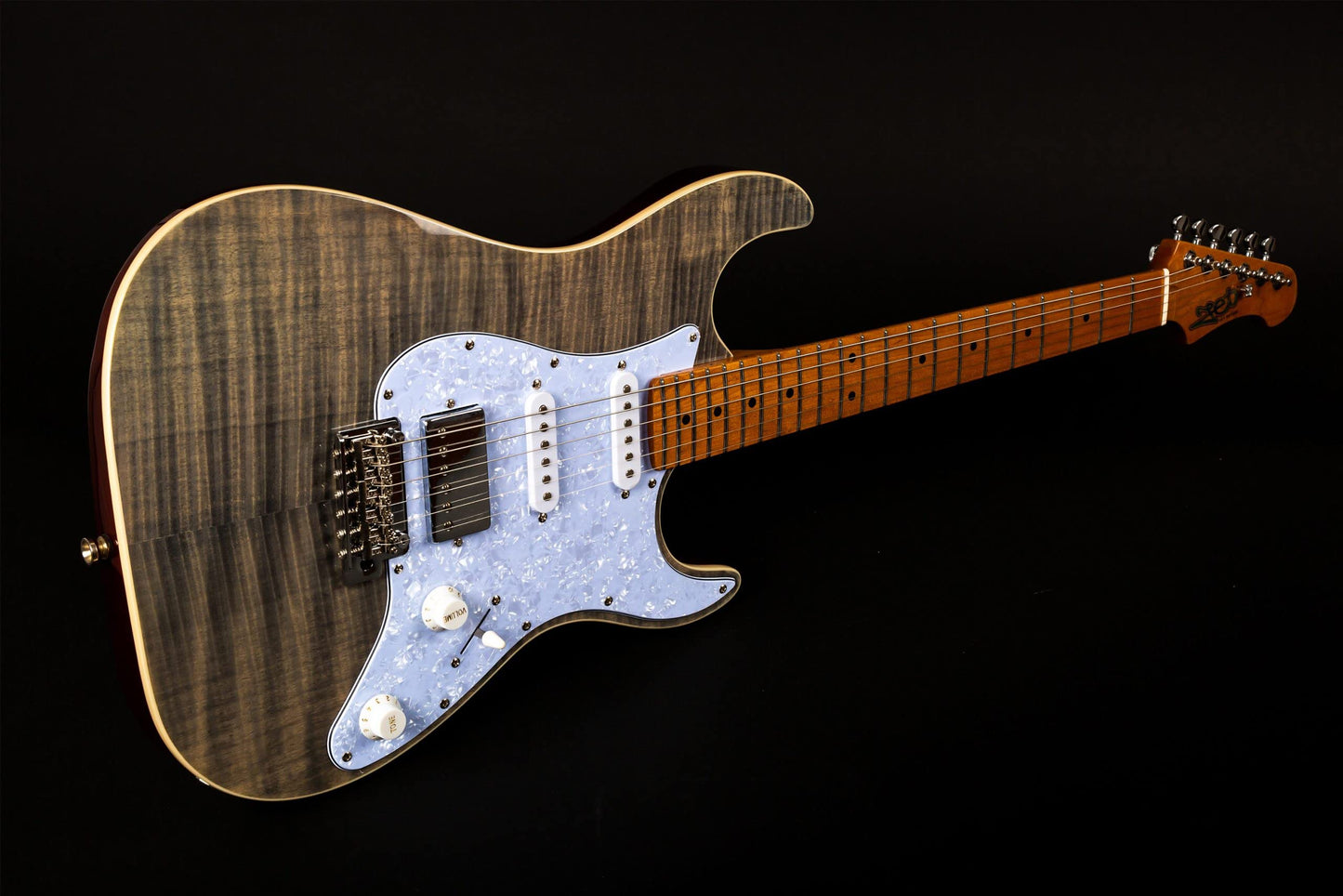 Jet Guitars JS450 TBK Strat Guitarra, pastillas HSS Alnico, cuerpo de tilo sólido con tapa de arce llama, cuello de arce tostado de 22 trastes, afinadores de bloqueo, trémolo de 2 puntos