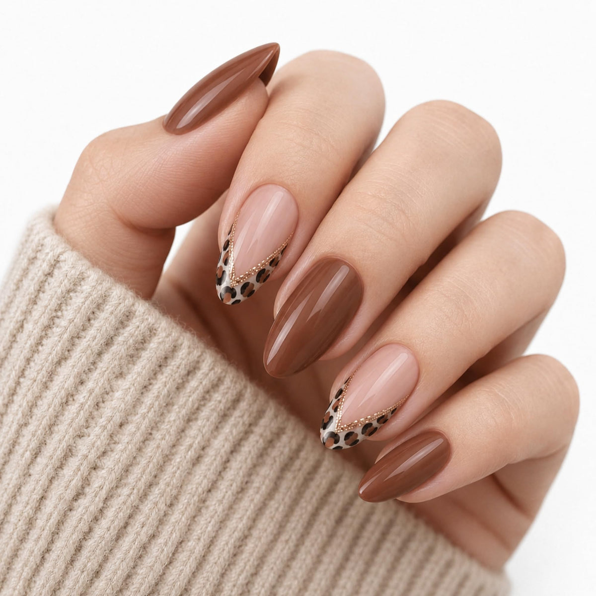CLYHLTMZ Uñas francesas cortas con puntas almendradas, uñas postizas a rayas con brillo dorado y estampado de leopardo, uñas marrones de cobertura total, uñas acrílicas removibles para mujer, 24 unida