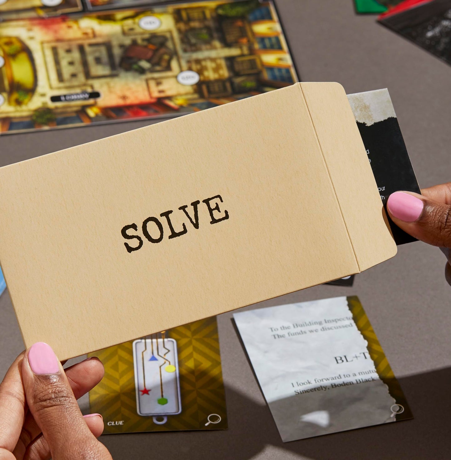 Hasbro Gaming Clue Escape: The Midnight Hotel Juego de Mesa, Clue Escape Room Game, 1 Vez Resolver Misterio, Juegos Familiares para Mayores de 10 años, 1 a 6 Jugadores, 90 Minutos Promedio.