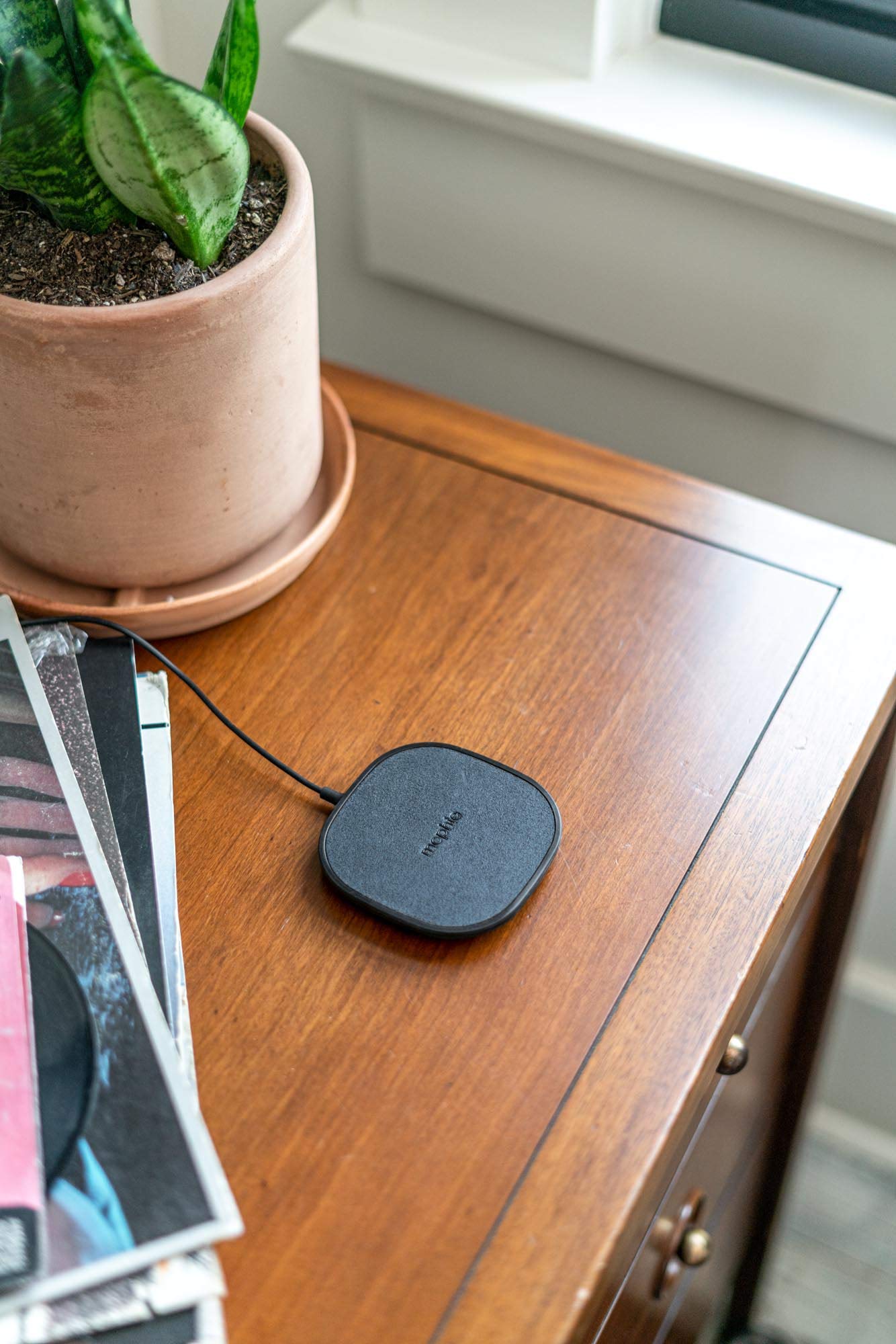 Mophie - Almohadilla de Carga inalámbrica de 10 W, Hecha para Apple Airpods, Samsung Galaxy S25/S24, iPhone 16/15/14 Pro, Google Pixel 9 y Otros Dispositivos habilitados para Qi, Color Negro