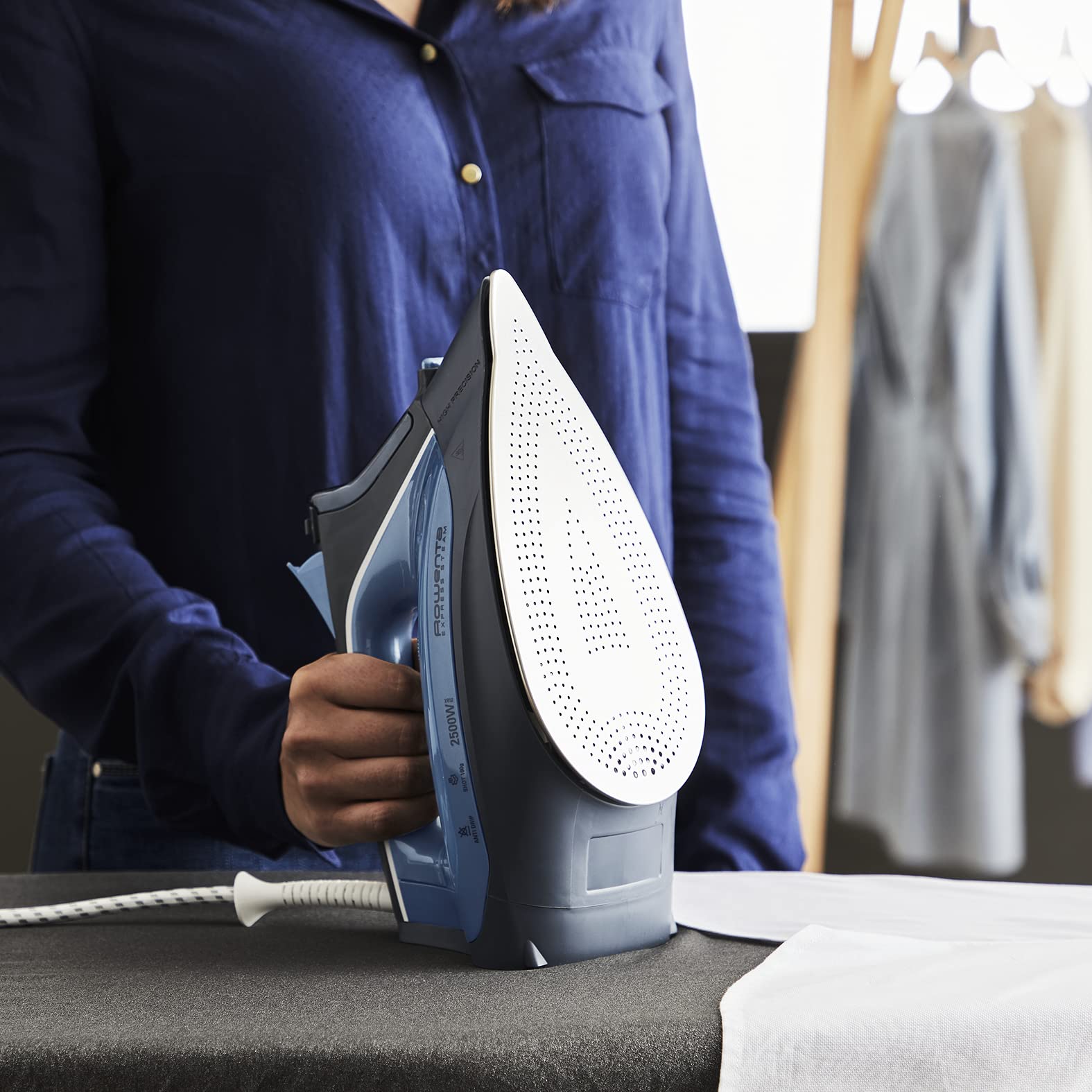 Plancha Vertical de Vapor Rowenta Azul con Suela Microsteam 300 Láser y Sistema Antical 2500 W