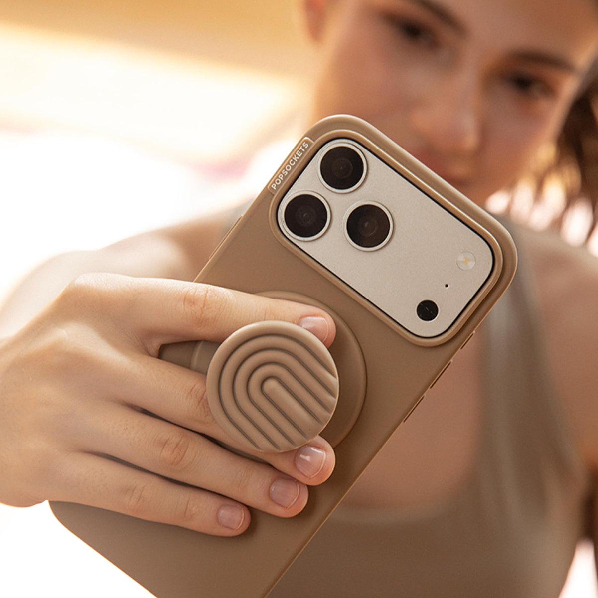Empuñadura para Teléfono PopSockets Curves Latte MagSafe con Agarre Magnético Seguro y Soporte Manos Libres Compatible con Carga Inalámbrica