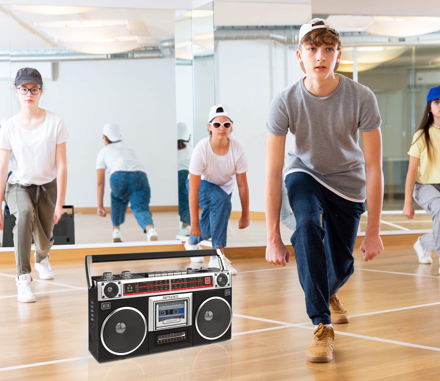Boombox Riptunes Negro Estilo Clásico con Reproductor de Cassette y Radio AM/FM para Hombre
