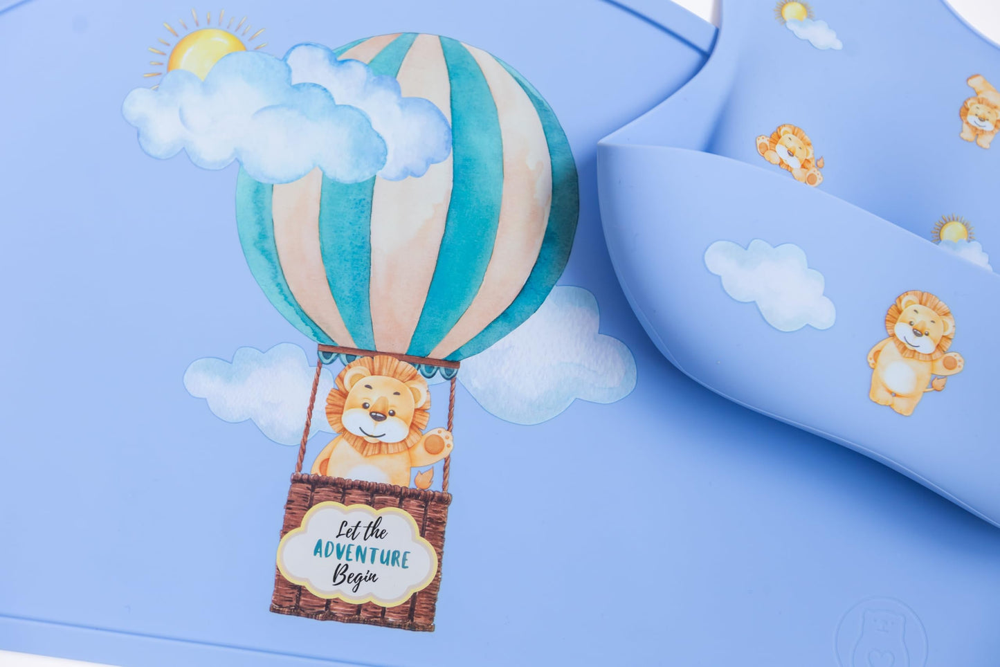 Mamabears - Babero y tapete de silicona para bebé, para niños, niñas, bebés y niños pequeños, impermeable, ajustable, sin BPA, color azul polvo (leones)