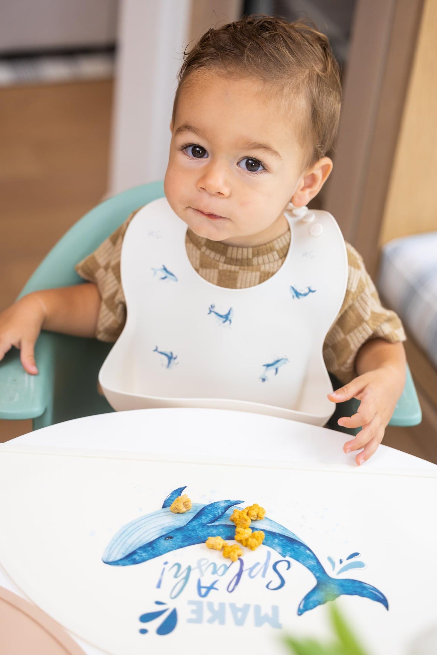 Mamabears - Babero y tapete de silicona para bebé, para niños, niñas, bebés y niños pequeños, impermeable, ajustable, sin BPA, malvavisco (ballenas)