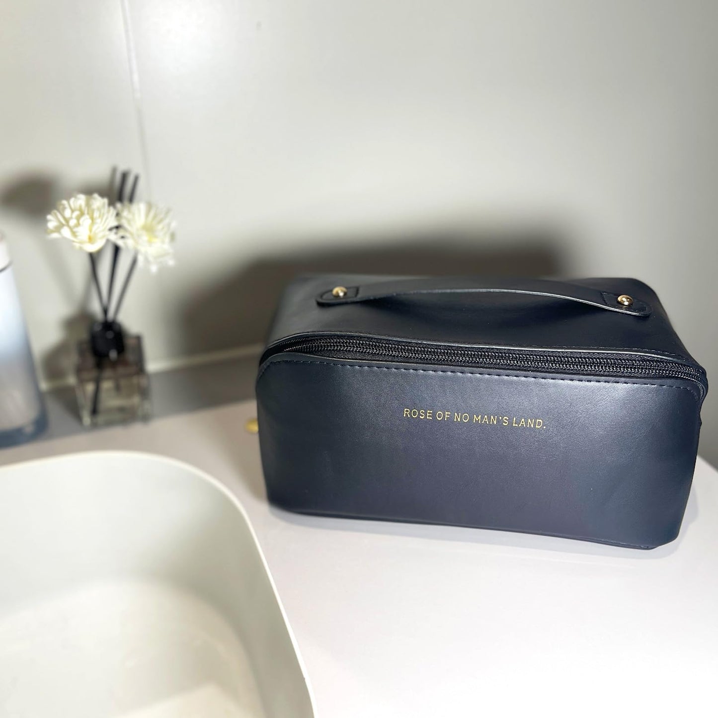 Meruya Bolsa de maquillaje de viaje, organizador de cosméticos de múltiples bolsillos con apertura amplia y divisor, bolsa de aseo de piel sintética con 2 mini bolsas de almacenamiento, Negro