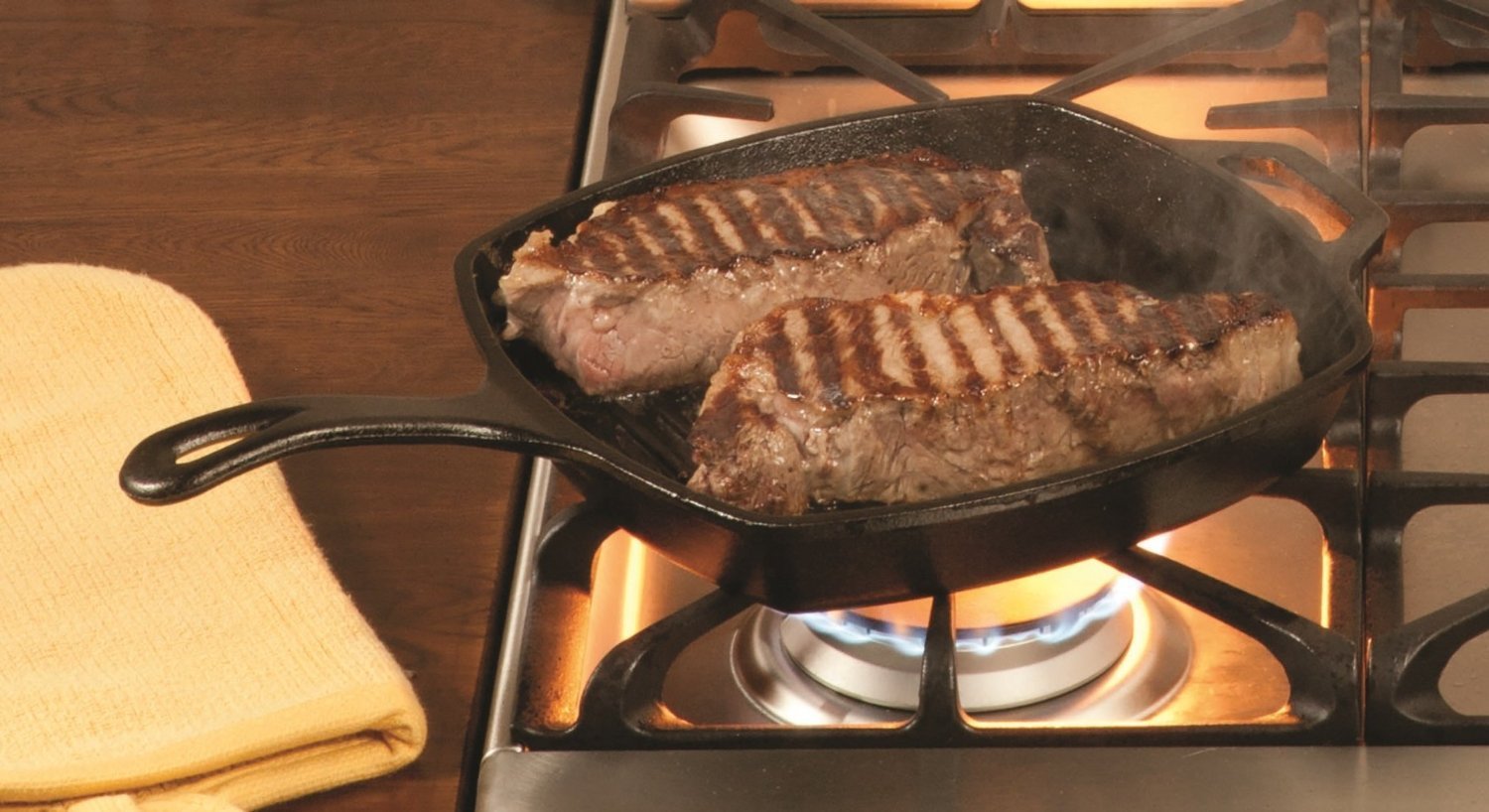 Lodge L8SGP3ASHH41B Sartén Cuadrado de Hierro Forjado para Parrilla, con Agarradera para Calor de Silicona Roja, 26 cm