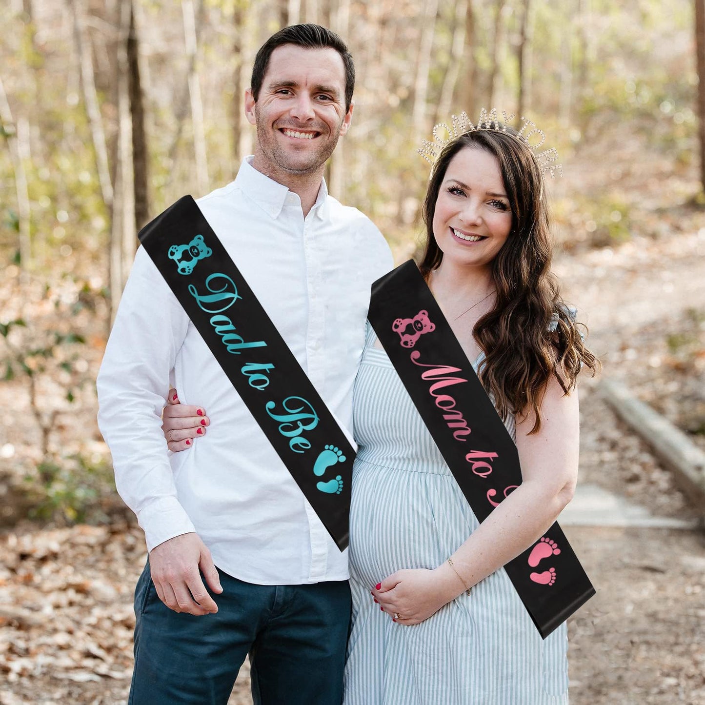 Juego de 2 bandas para mamá a ser y papá para ser sash, satén negro con letras doradas y azules, suministros de decoración de baby shower para regalos de madre padre, fiesta de revelación de género