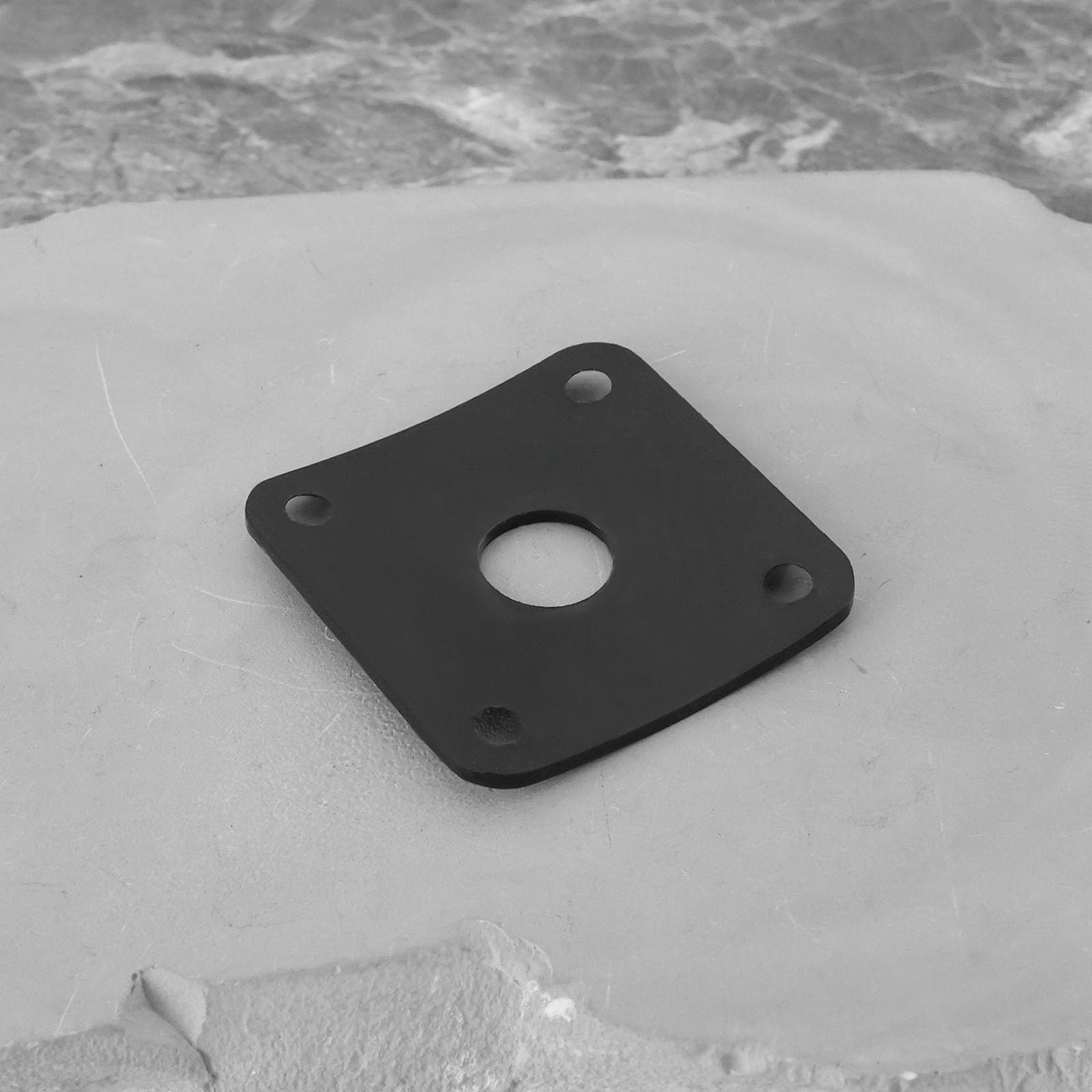YINETTECH - Cubierta de enchufe de guitarra eléctrica cuadrada de chapa de metal de 35 x 35 mm, apertura de 10 mm, con tornillos compatibles con Gibson Les Paul se adapta a Jack de 1/4 pulgadas, color