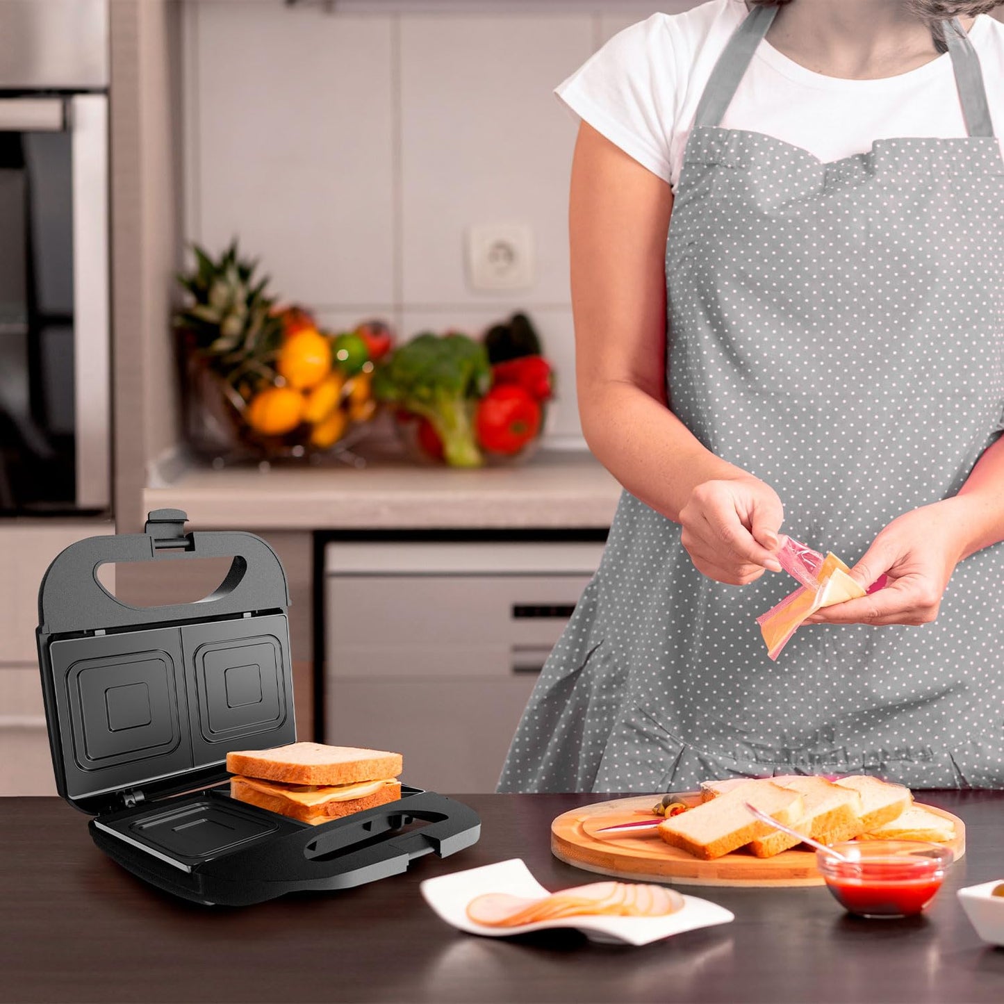 BLACK+DECKER BXSA753 - Sandwichera, 750 W, para 2 sándwiches cuadrados, totalmente sellada, placas antiadherentes, indicador de temperatura ideal, compacta y fácil de guardar