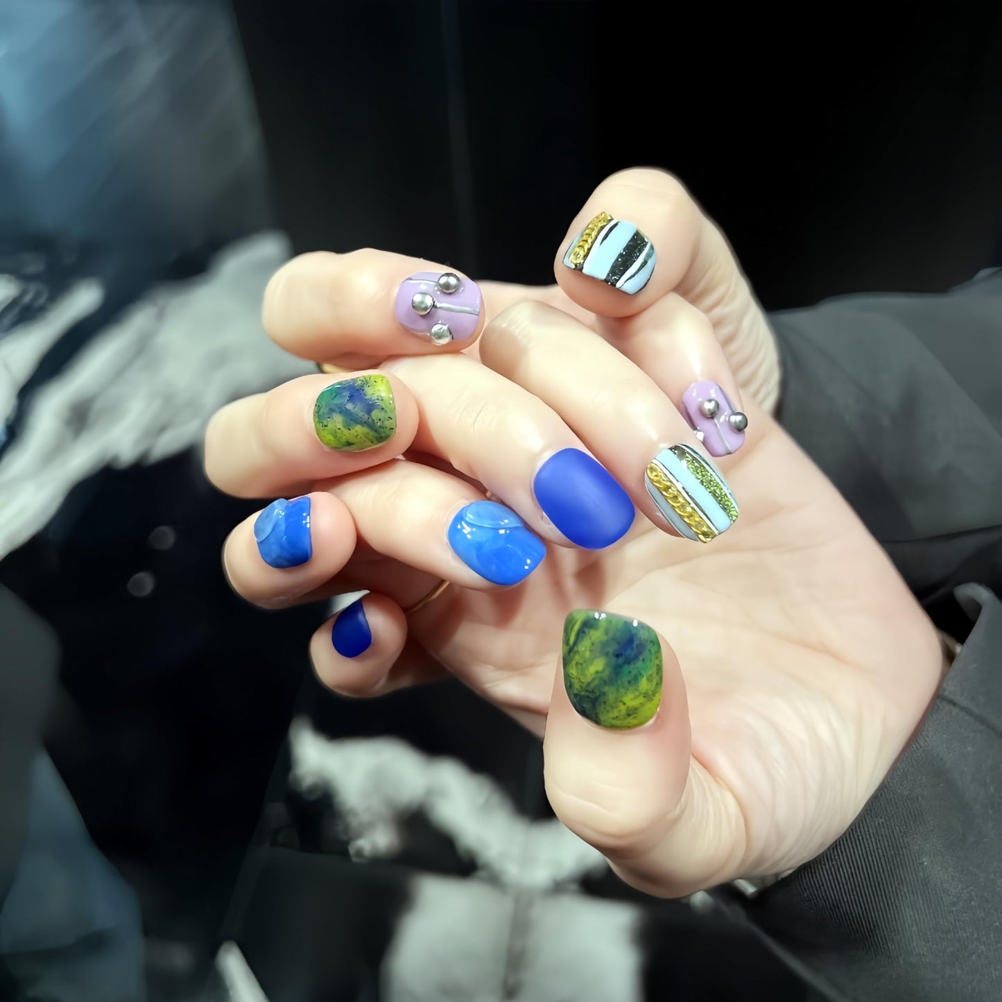 Fine Point Juego de uñas postizas hechas a mano, diseño cuadrado corto, espiral verde aura azul cobalto, detalle de tachuelas 3D, diseño artístico novedoso, bailarina estrella del pop, coqueta cósmica