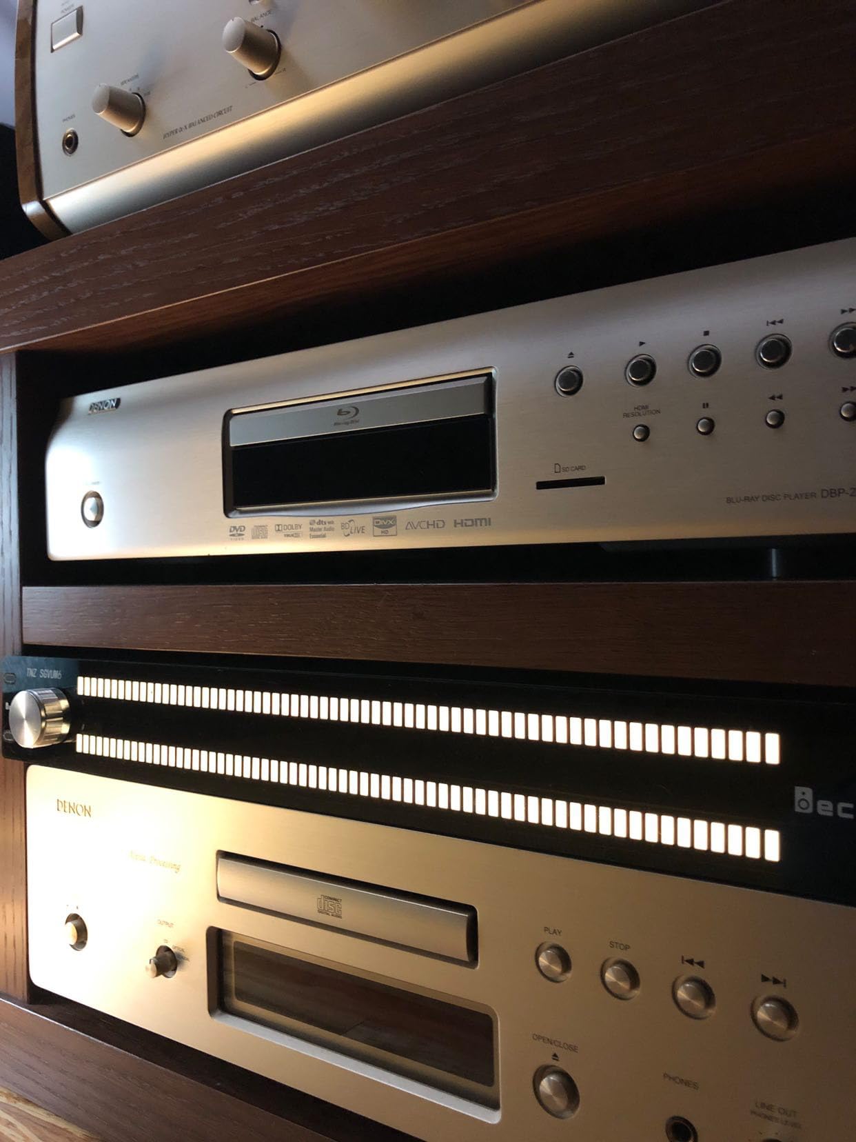 Decibelvibe TNZ SGVUM6 - Medidor de Audio gráfico VU con Entrada y Salida Auxiliar RCA/3.5, Entrada inalámbrica a través de un micrófono Integrado, con 19 Colores para el hogar, Profesionales (Plata)