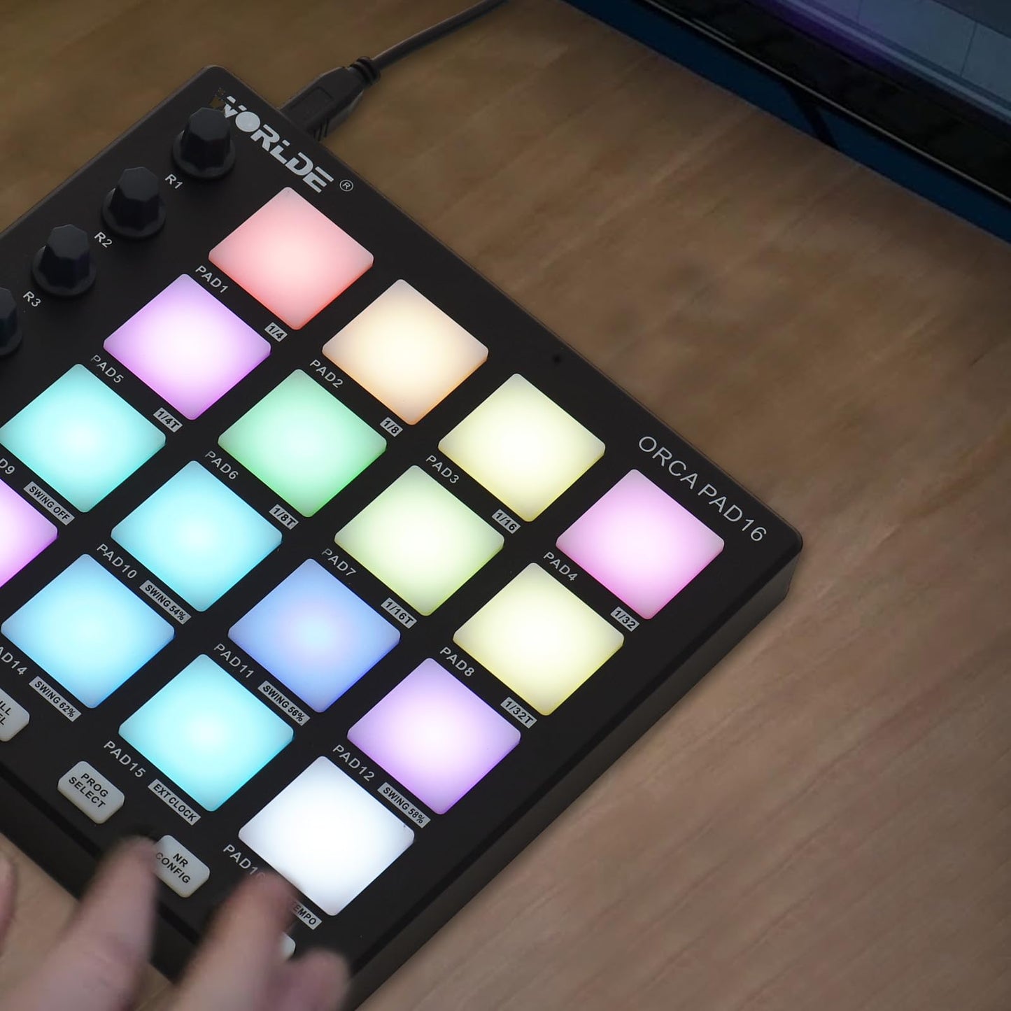 MIDI Controller Strike Pad Midi Drum Pad Drum Machine Beat Maker Máquina de teclado USB Midi 6 perillas asignables Nota Repetir Botones de nivel completo y software de producción Mini driver MIDI