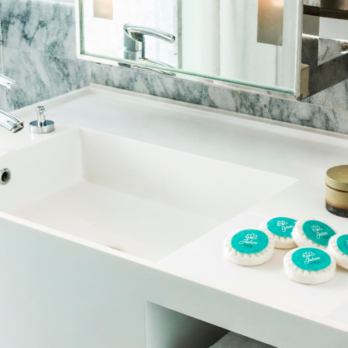 Caja de Jabón Corporal de 20g Con 100 Piezas, Mini Jabones Redondos Relajantes, Ideal Para Hoteles, Airbnb, Posadas, Hospitales, Spa, Jabon de Baño, Jabón Corporal Ecospa (Té Verde)