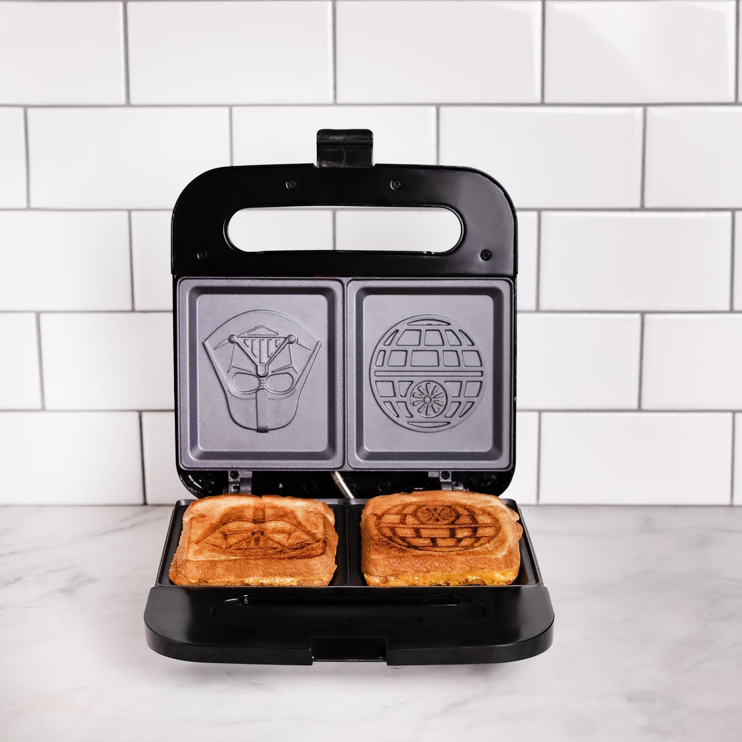 Máquina de Queso a la Parrilla Uncanny Brands Star Wars Darth Vader y Death Star Compacta para Interiores