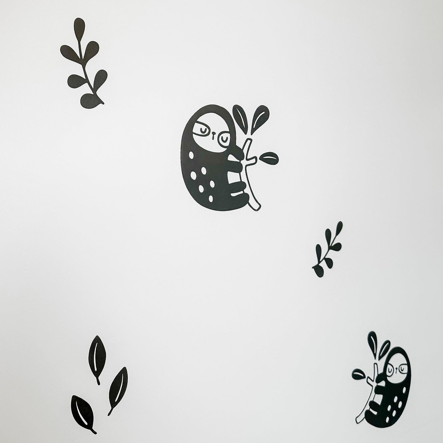 Calcomanías de pared de vinilo con diseño de perezoso y hojas, 96 unidades Decoración de guardería, diseño original de artista. Adhesivo de Animal Print para niños. Oso de la selva, hojas de decoración de dormitorio. (Negro)