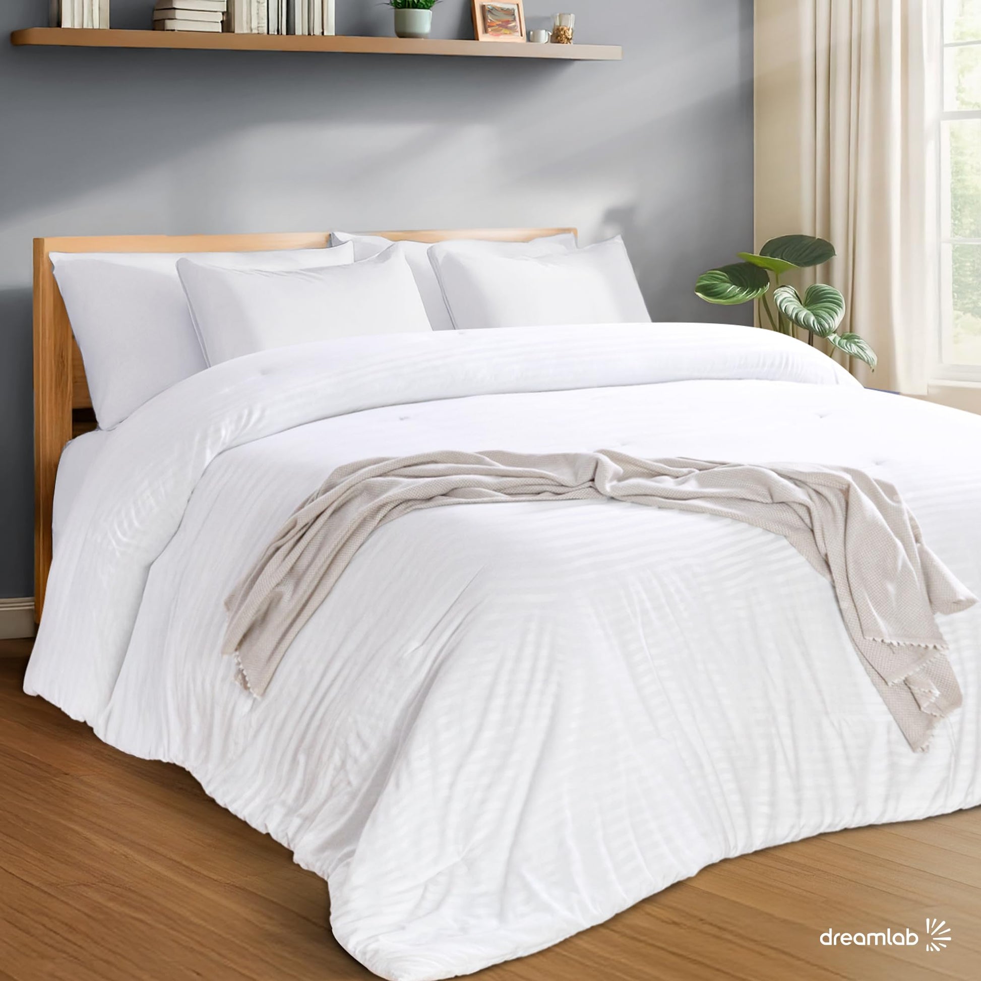 Dreamlab Edredón Acolchado para Toda Estación. Relleno de Microfibras Recubiertas con Gel. Lavado a Máquina. Usar como Edredón o con Funda.Hipoalergénico.(Rayas Satinadas Blancas,King Size 259x223cm)