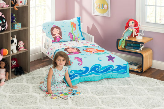 EVERYDAY KIDS Juego de ropa de cama de 4 piezas para niños pequeños -Aventura de Sirenas Submarinas- Incluye edredón, sábana encimera, sábana bajera y funda de almohada reversible