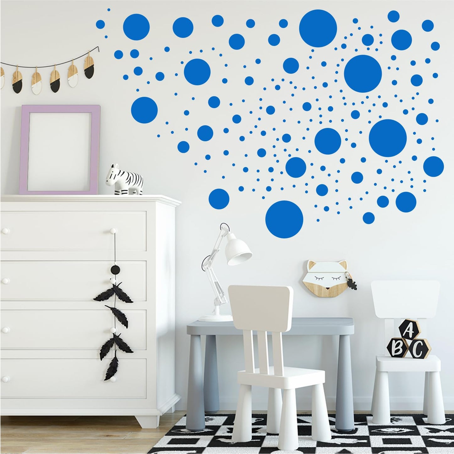 StickerDeen 500+ Calcomanías surtidas de lunares circulares para pared para habitación de niños, sala de estar, aula, cuarto de juegos, decoración. Adhesivos de vinilo extraíbles para pared. Adhesivos