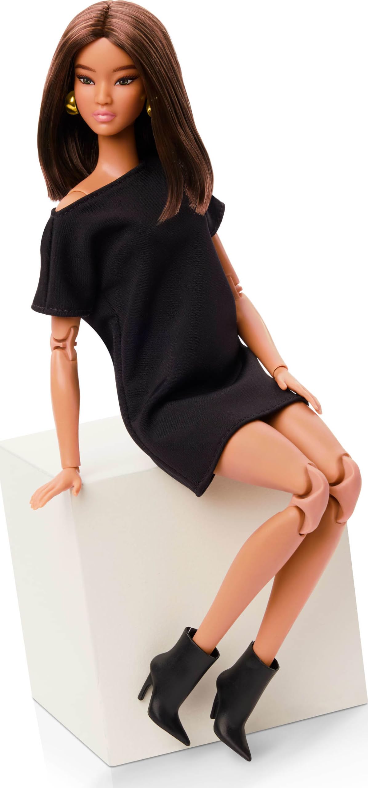 Barbie Basics - Muñeca coleccionista Modelo 01 con Pelo Moreno, Mini Vestido y Zapatos Negro, Moda de Ajuste Universal, Cuerpo Posible y Cabeza de muñeca Intercambiable