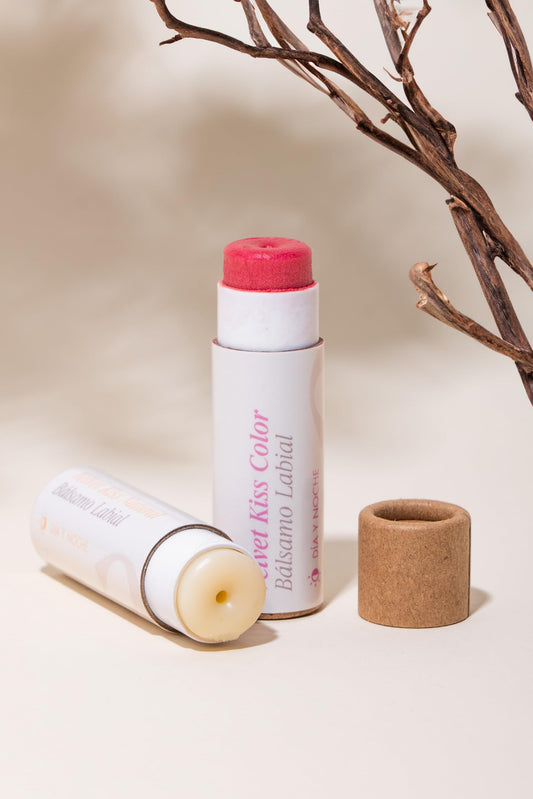 AVOROOTS PACK CON 2 BÁLSAMOS LABIALES. NEUTRO Y CON COLOR. CON ACEITE DE AGUACATE, ACEITE DE COCO, MANTECA DE KARITÉ. BRINDA HIDRATACIÓN, SUAVIDAD, BRILLO Y UN TOQUE DE COLOR.