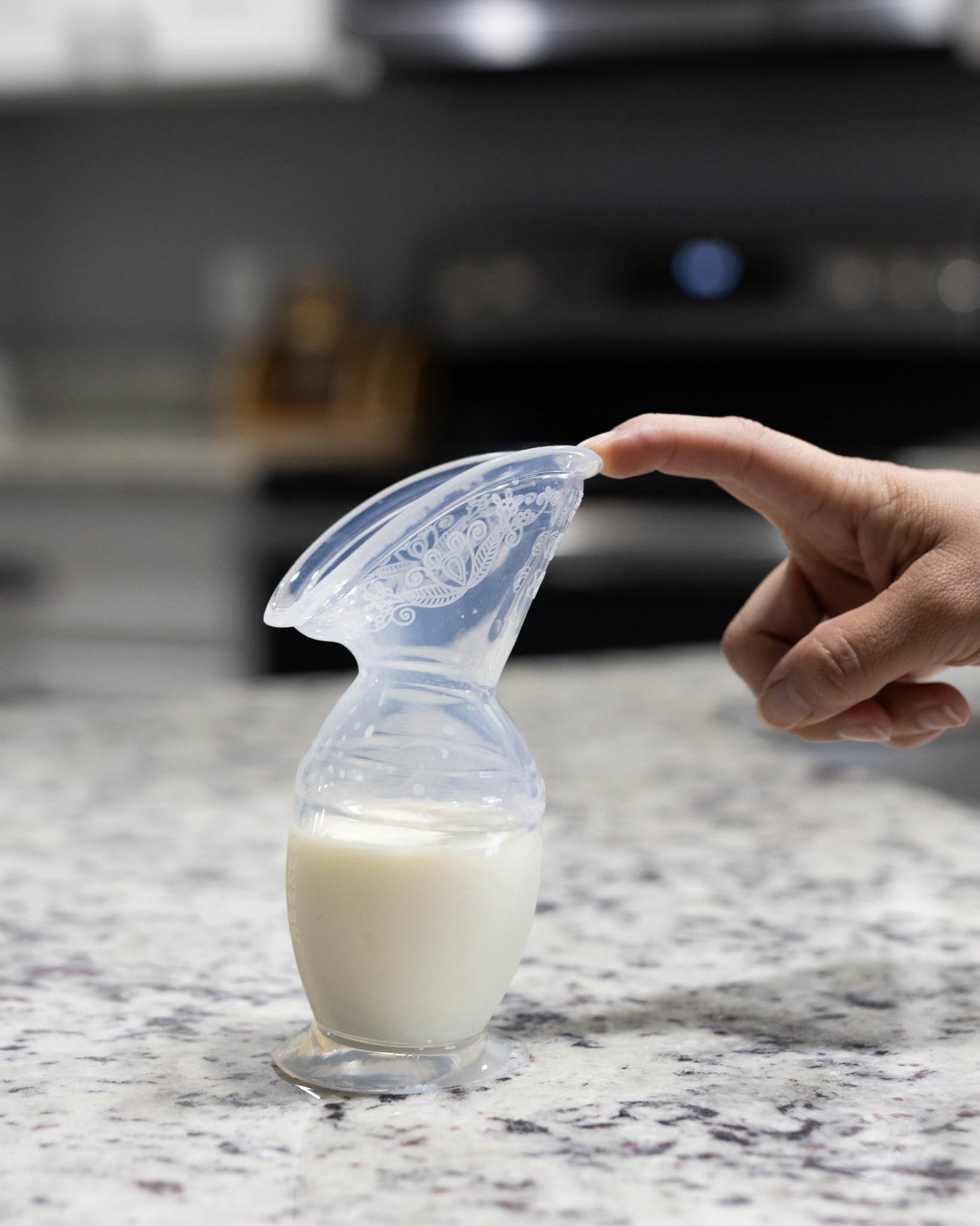 Haakaa Gen 2 - Extractor de leche de silicona con base de succión y tapa de silicona a prueba de fugas, 5 onzas/150 ml, sin BPA PVC y ftalatos, 1 unidad (paquete de 1)