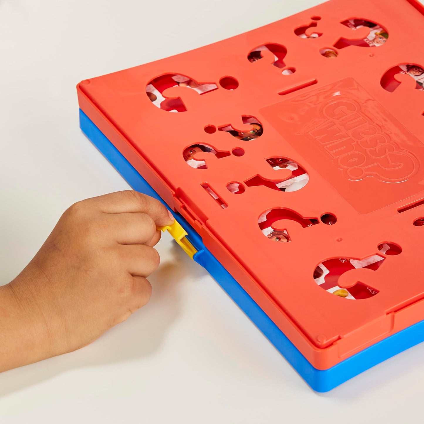 Hasbro Gaming Adivina Quién? - El Juego Original de adivinar el Personaje - Juego de Mesa para niños - Fácil de Montar, para 2 Jugadores, + 6 años