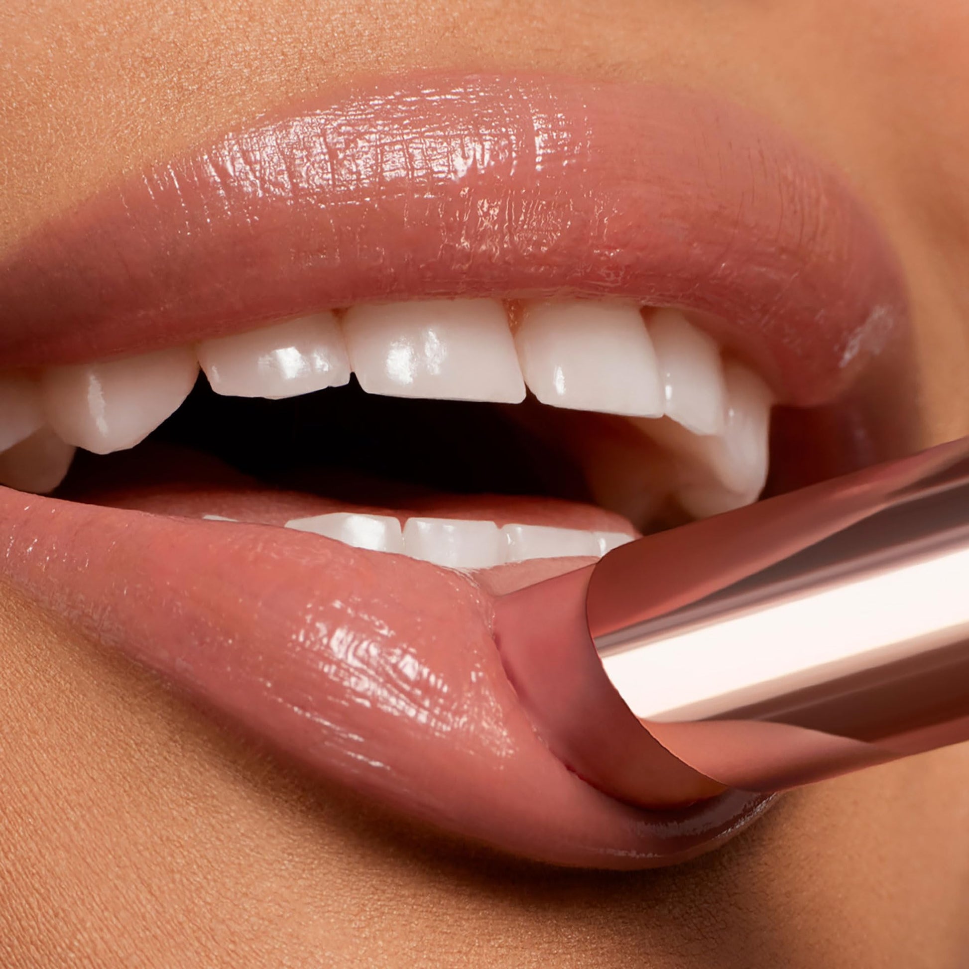 Lancôme Idôle Lip Butterglow, Bálsamo Labial con Color, Cuida, Hidrata e Ilumina con su Textura Ligera, Con 12% Escualano y Ceramidas, 33 Idôle Nude, 3 g