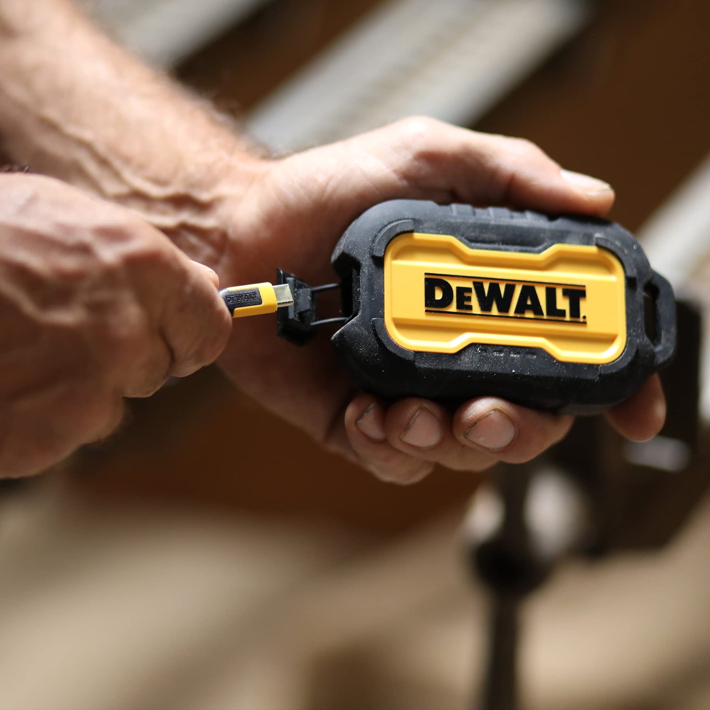 DEWALT Cargador portátil, Power Bank, batería de 10.000 mAh con Puerto USB-C para iPhone 15/15 Plus/15 Pro/15 Pro MAX, iPhone 14/13, Samsung Galaxy.