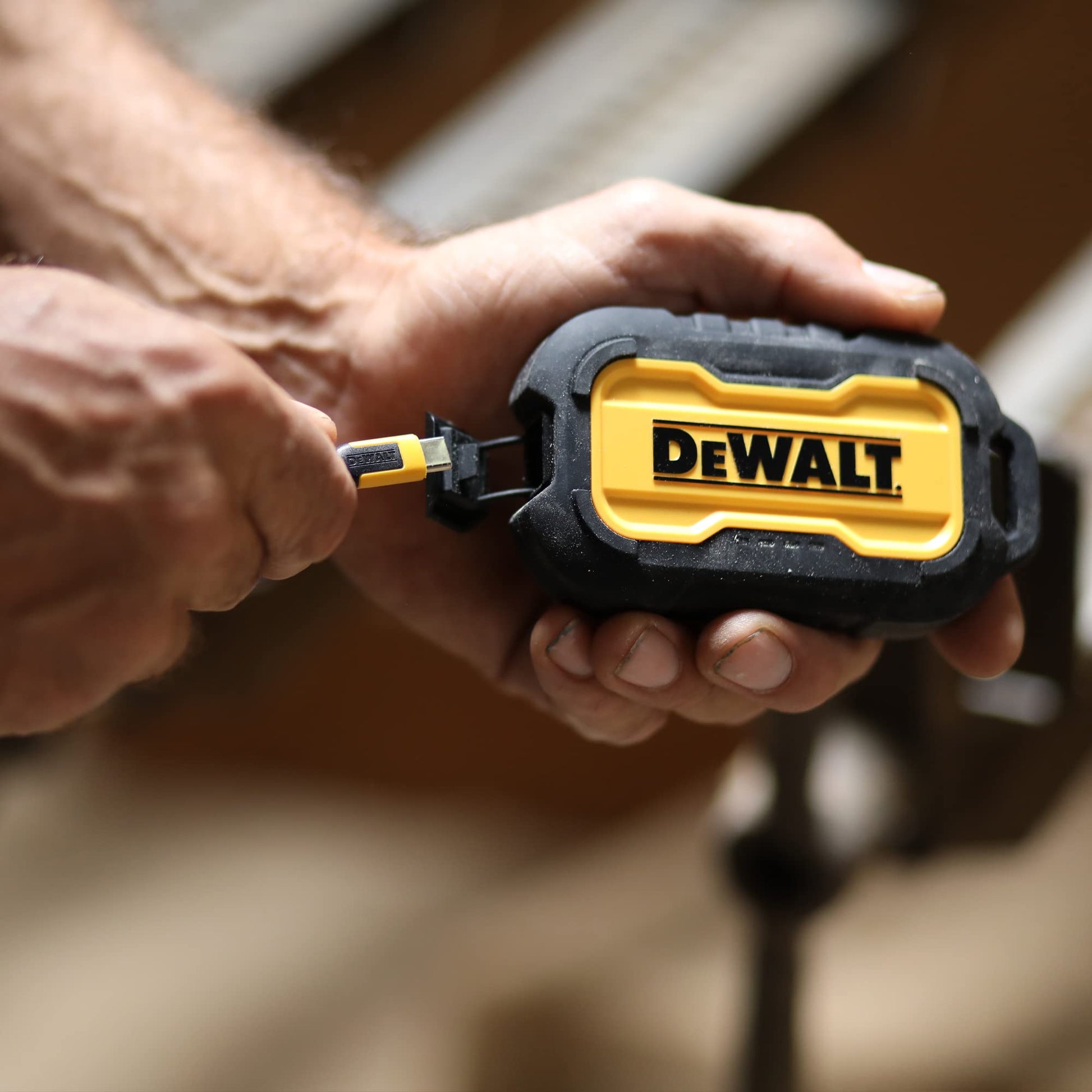 DEWALT Cargador portátil, Power Bank, batería de 10.000 mAh con Puerto USB-C para iPhone 15/15 Plus/15 Pro/15 Pro MAX, iPhone 14/13, Samsung Galaxy.