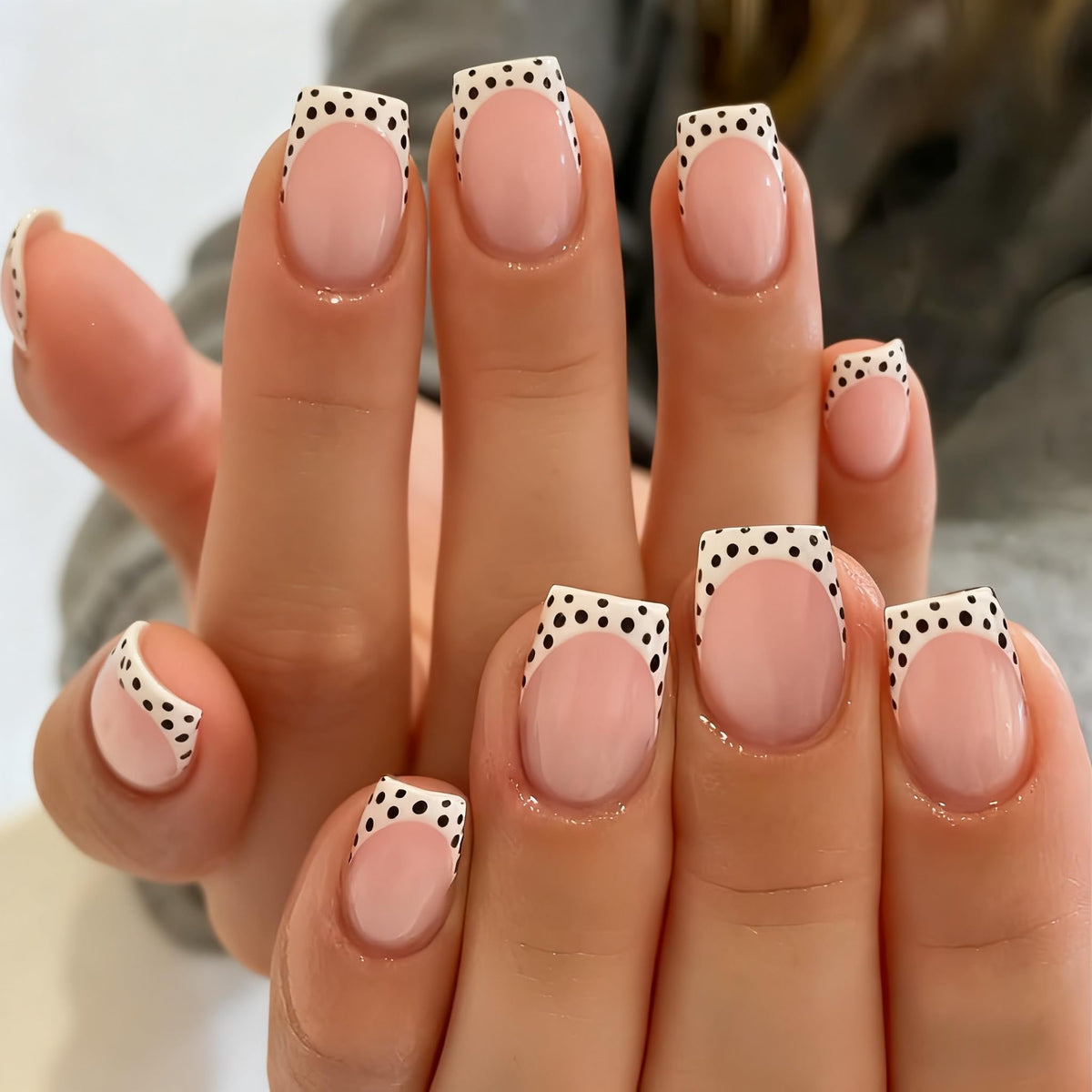 SXVME Uñas postizas cortas de lunares con punta francesa blanca, cuadradas, con diseños, redondas y bonitas de lunares negros, reutilizables, con pegamento de gel suave para mujer (24 unidades)
