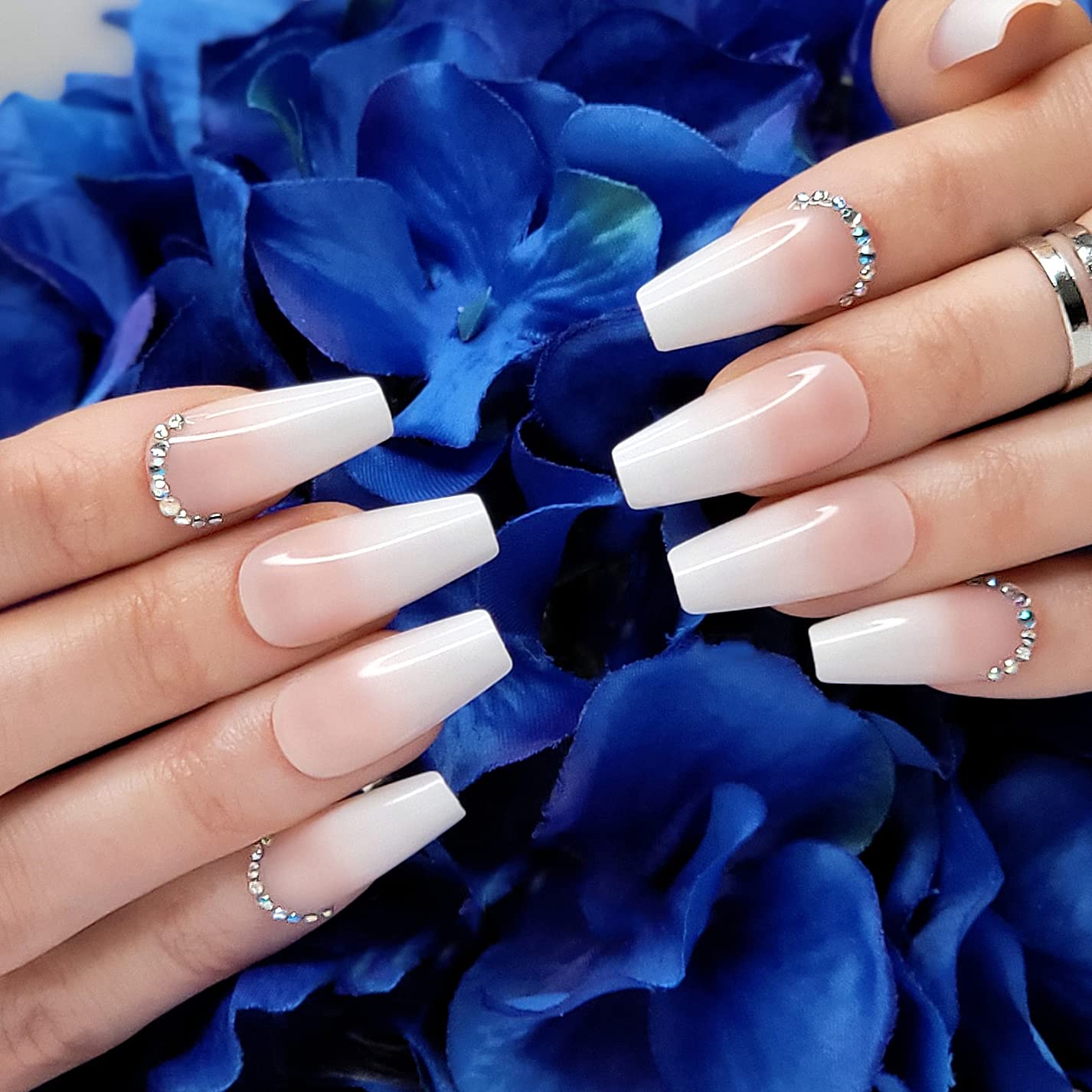 Hypnaughty 24 uñas postizas de lujo de diamantes de imitación con diseño y pegamento, uñas postizas largas, color nude y blanco, degradado, con diamantes de imitación, pegamento brillante en uñas postizas (diamantes de imitación)