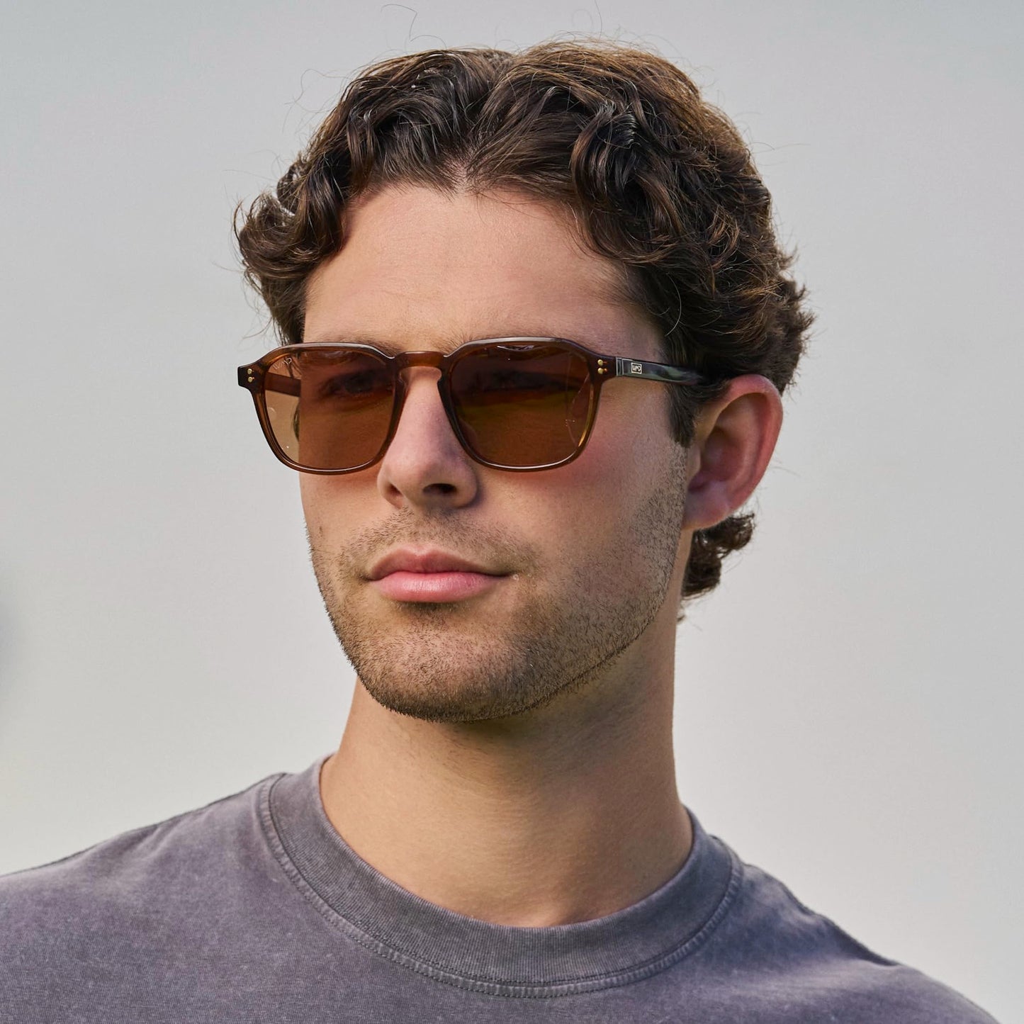 WearMe Pro Gafas de sol cuadradas polarizadas para hombre – Ajuste ancho, estilo retro, UV400, montura ligera para conducir y uso diario (marrón terracota/marrón cobre degradado L