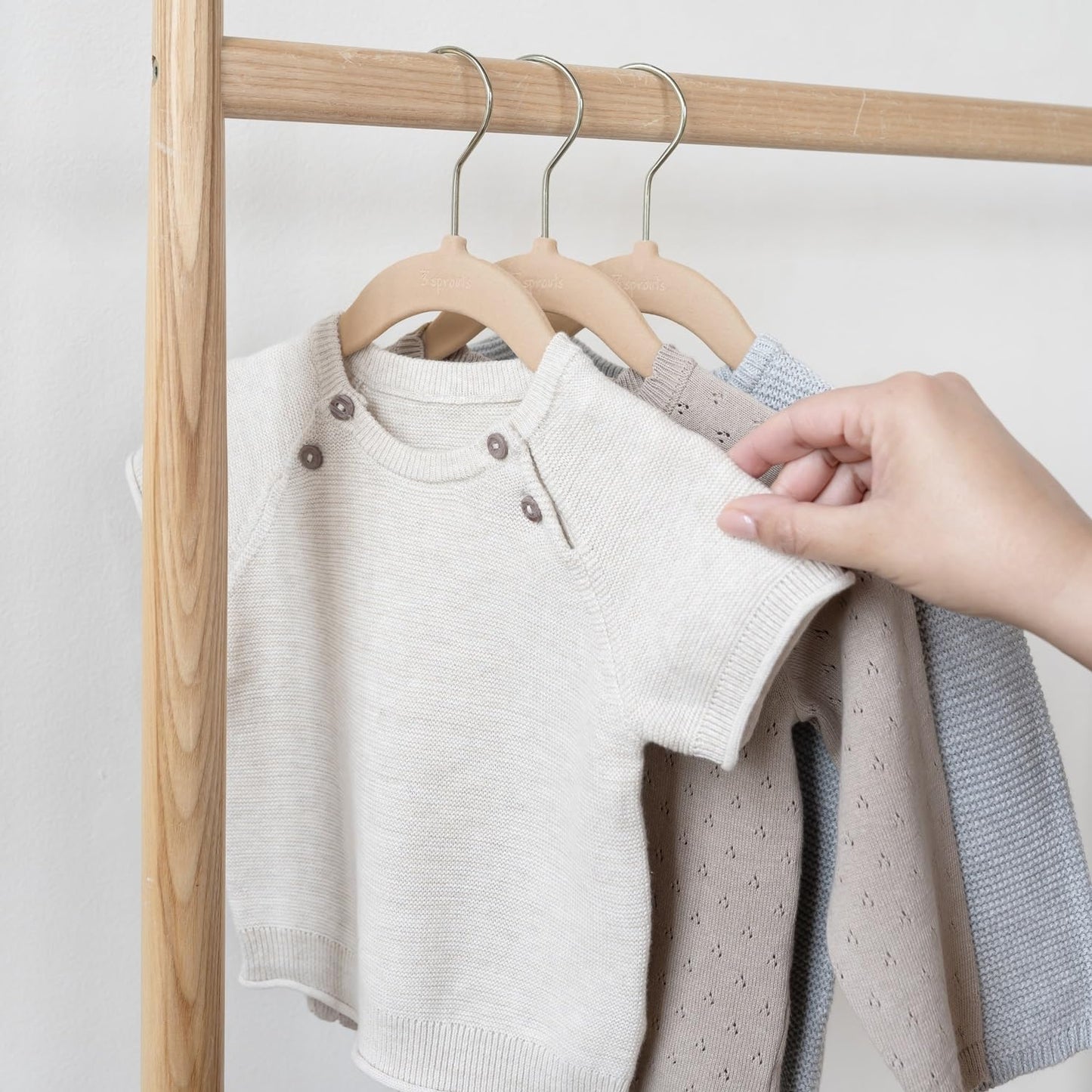 3 Sprouts 30 Perchas de Terciopelo para Bebé y Niños Pequeños - Antideslizantes, Perchas Delgadas para Ropa de Bebé, Color Avellana