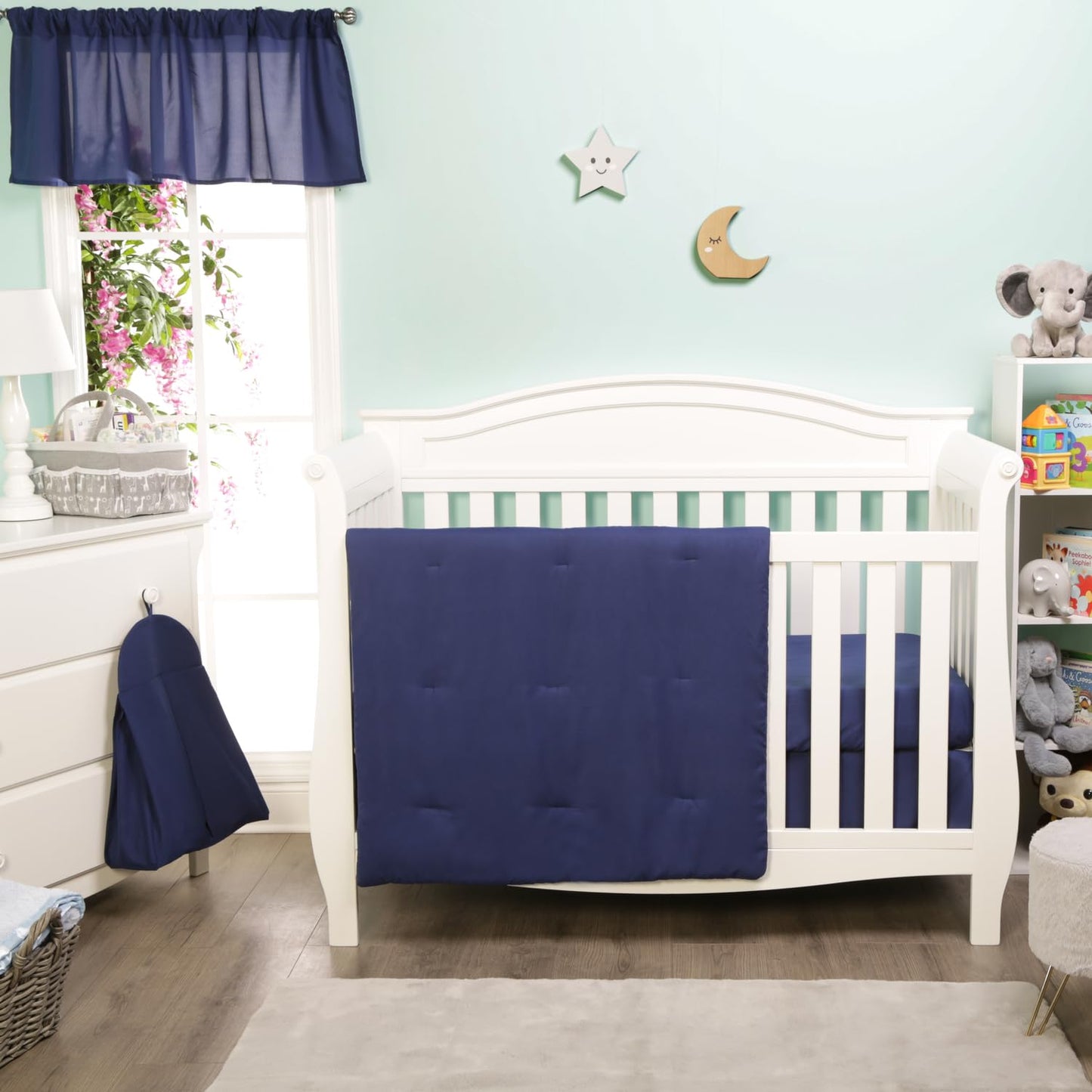 EVERYDAY KIDS - Juego de cama de cuna de 4 piezas para niños, incluye colcha de cama de bebé, sábana bajera, volante y apilador de pañales, juego de ropa de cama de cuna de bebé, color azul marino
