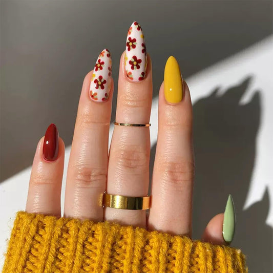 CLYHLTMZ 24 uñas postizas cortas con forma de almendra, varios colores, brillantes, cobertura total, con diseños florales, uñas acrílicas reutilizables, uñas adhesivas extraíbles para mujeres y niñas.