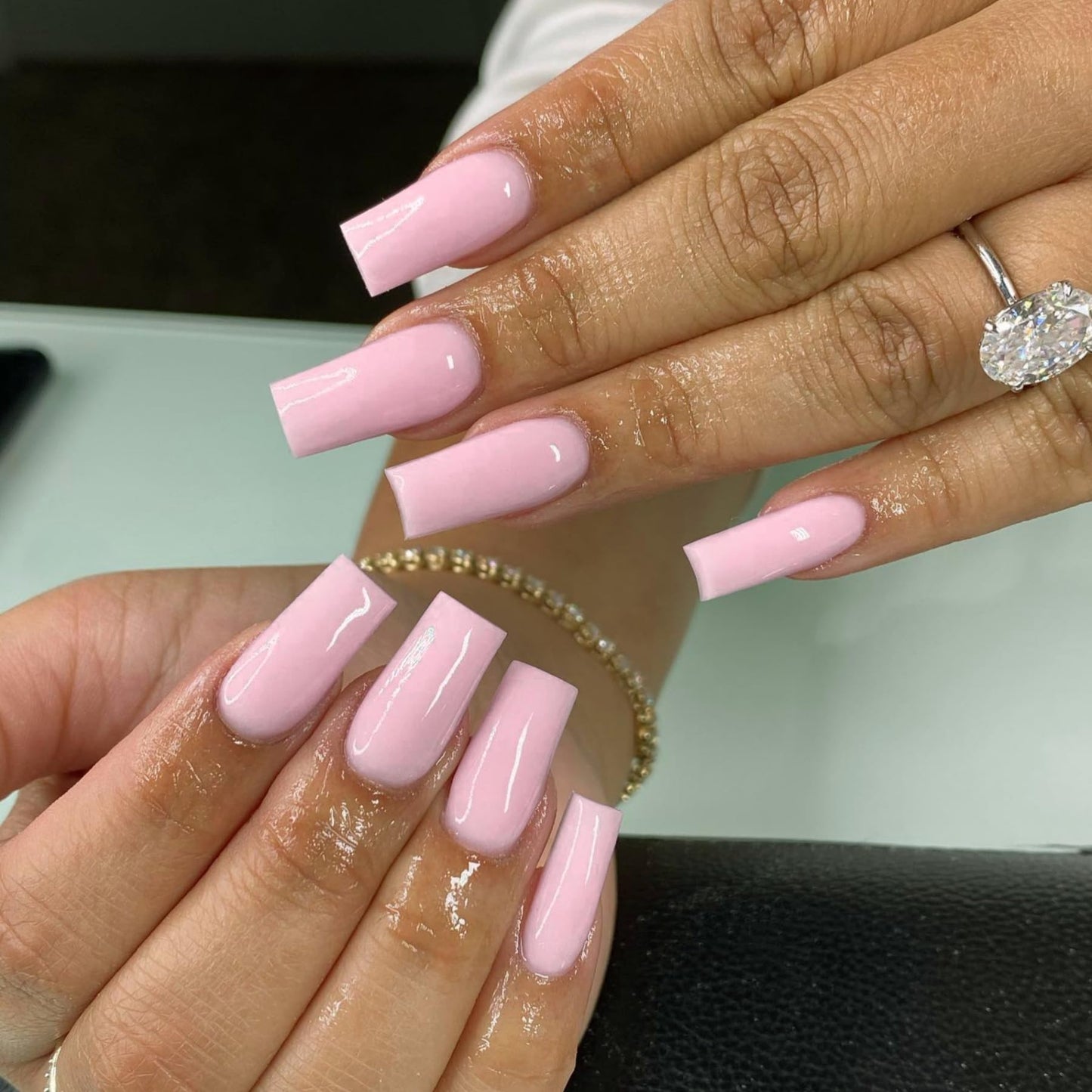 XCREANDO Rosa Presione En Uñas Cuadrado Mediano Largo, Clavos de Ataúd Mediano Clavos Acrílicos Presione Ons Pegamento En Uñas de Longitud Media, Uñas Falsas de Color Sólido para Mujeres, Uñas Artific