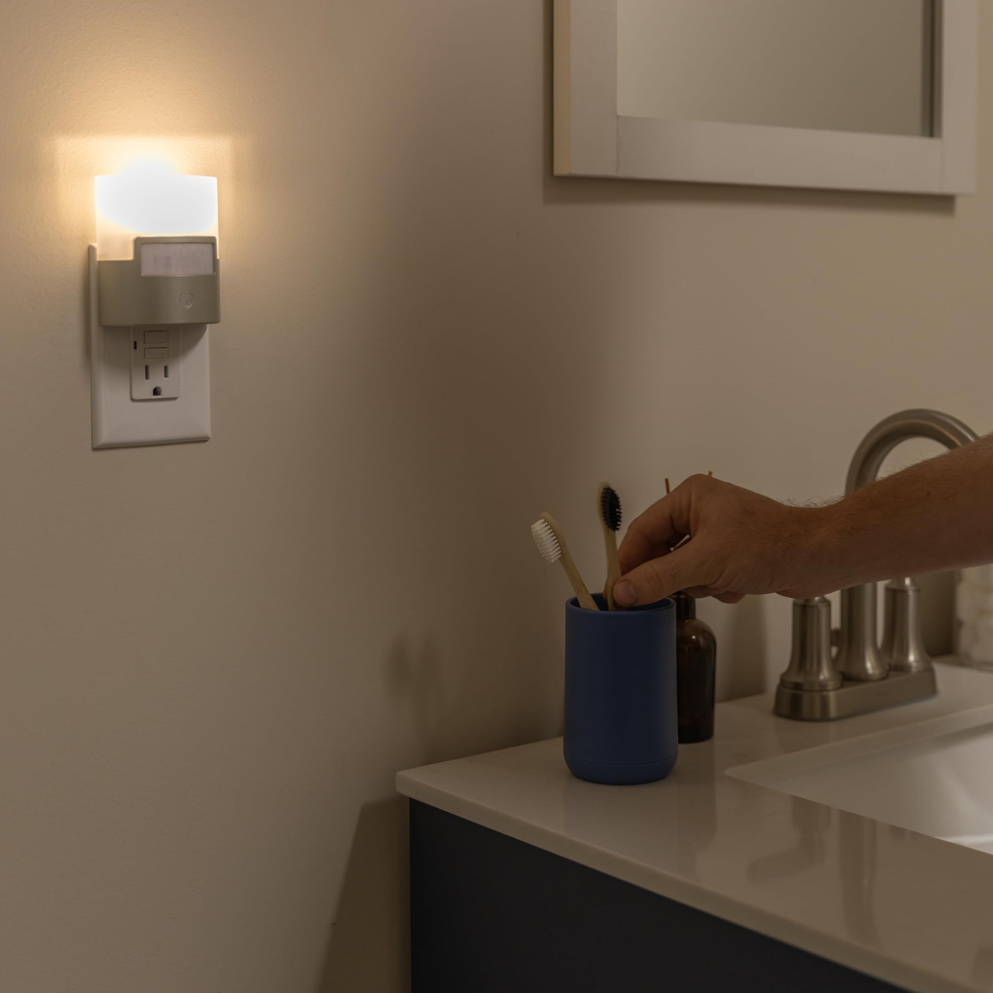 GE Enbrighten Luz De Noche Plateada Led Con Sensor De Movimiento 1 Pieza 40 Lúmenes Enchufable Blanco Suave Certificacion UL Ideal Para Dormitorio Guardería Baño Oficina Escaleras 29844