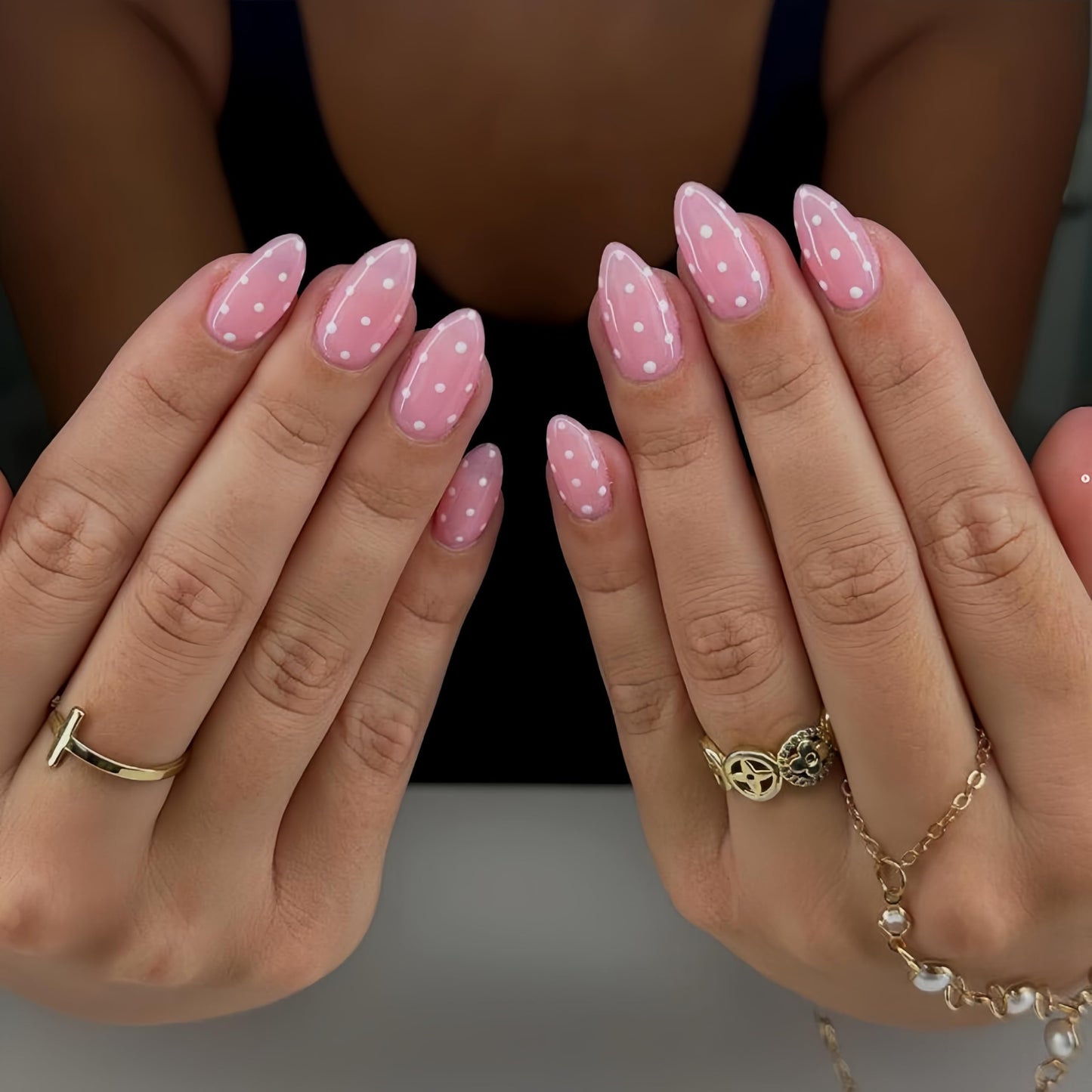 SXVME Uñas postizas acrílicas gruesas, diseño almendrado corto, 30 unidades en rosa bebé con un bonito diseño de lunares blancos, reutilizables, con pegamento de gel suave para bodas.