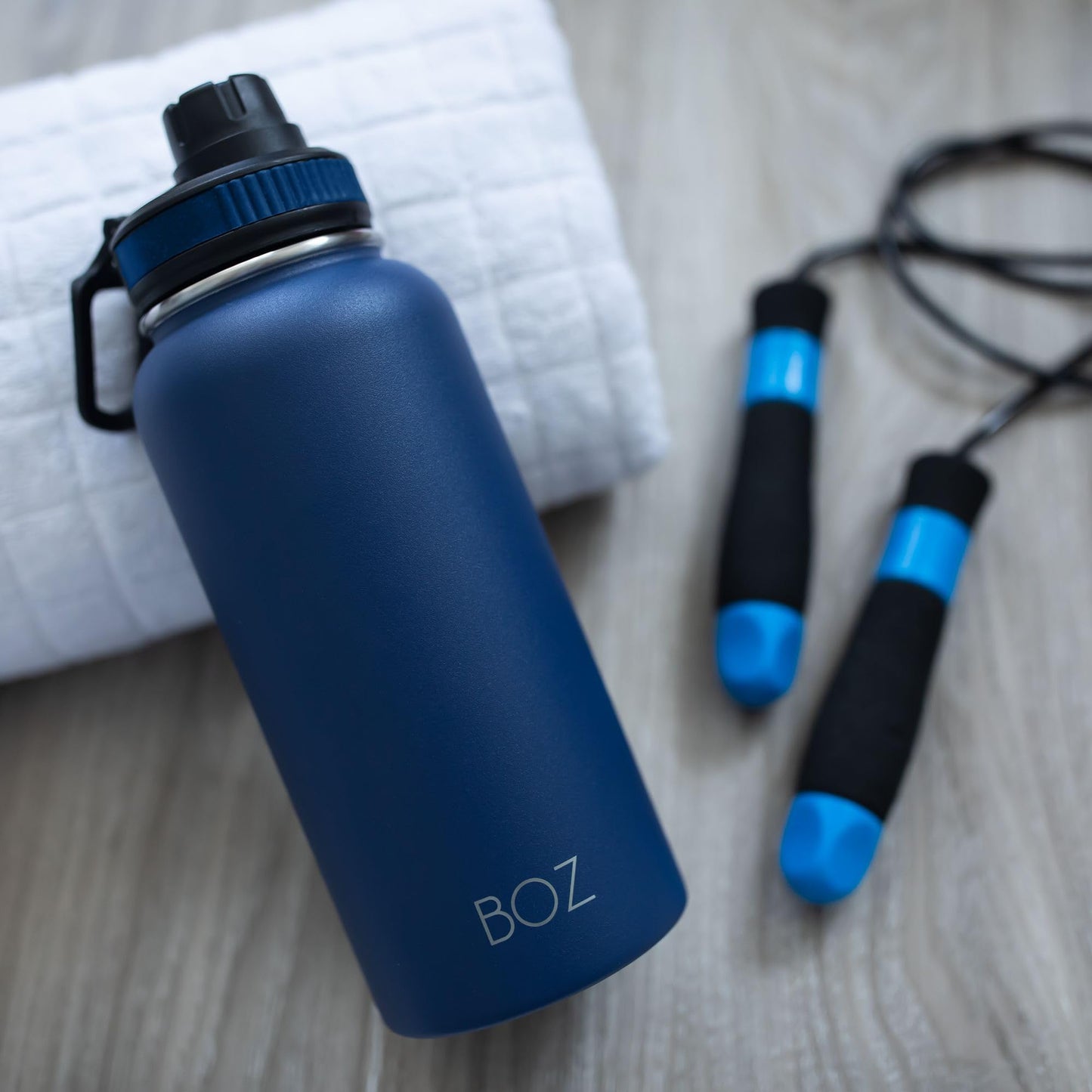BOZ Botella de agua de acero inoxidable, termo de acero inoxidable 1 litro XL (1 L / 34 oz) boca ancha, sin BPA, aislamiento de doble pared al vacío (Azul/Negro)