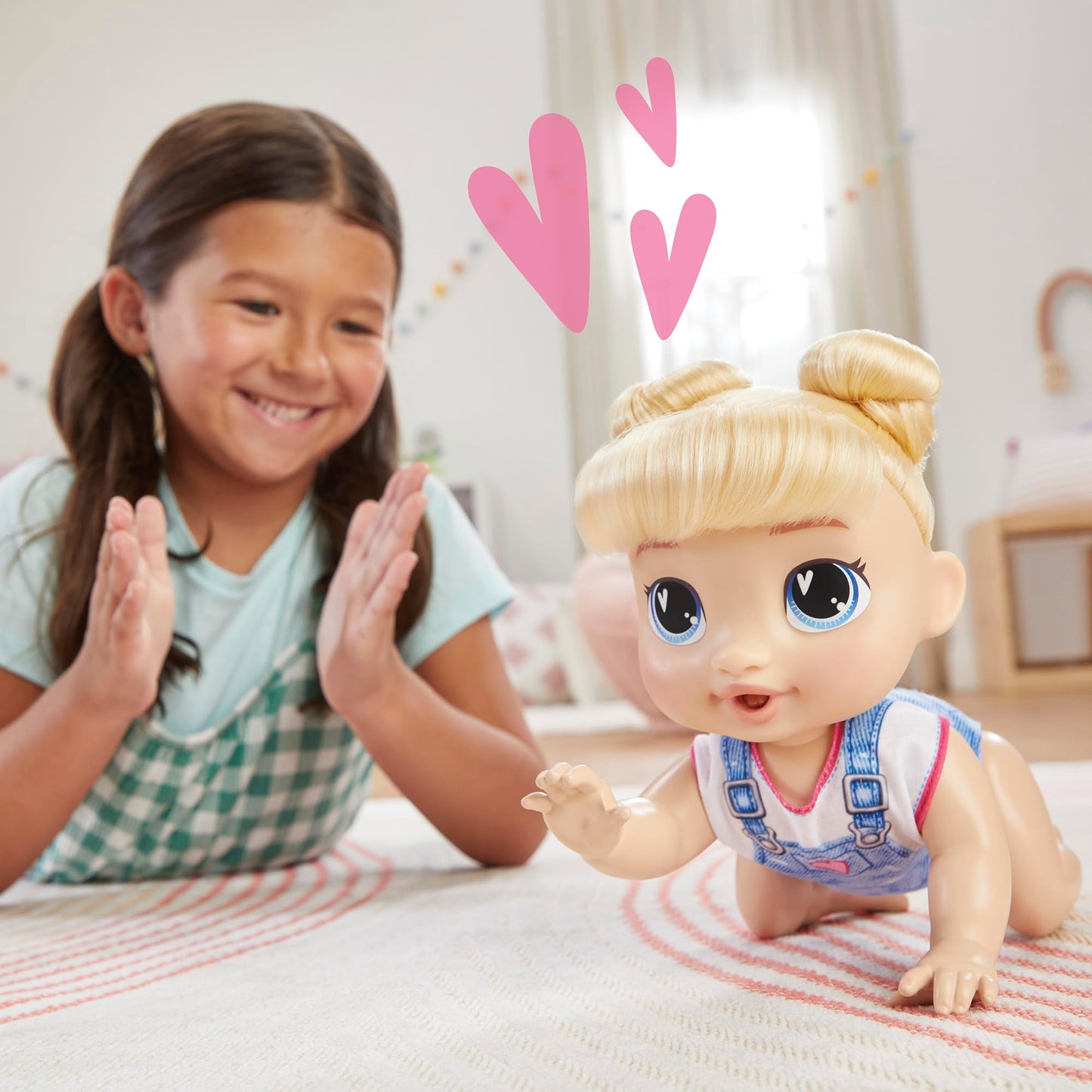 Baby Alive, Harper Hugs Gatea y Juega, Set de muñeca electrónica, más de 40 Sonidos, Pelo Rubio, Juguetes para niños y niñas de 27 cm, +3 años,