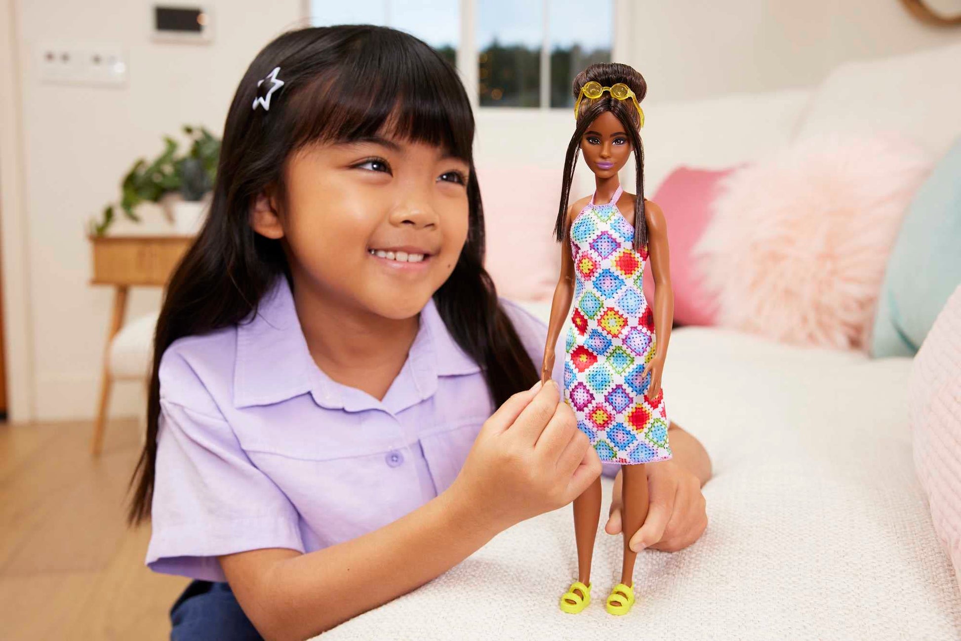 Barbie, Fashionista, Muñeca con Vestido Blanco con Rombos, para Niñas de 3 Años en Adelante, Mattel