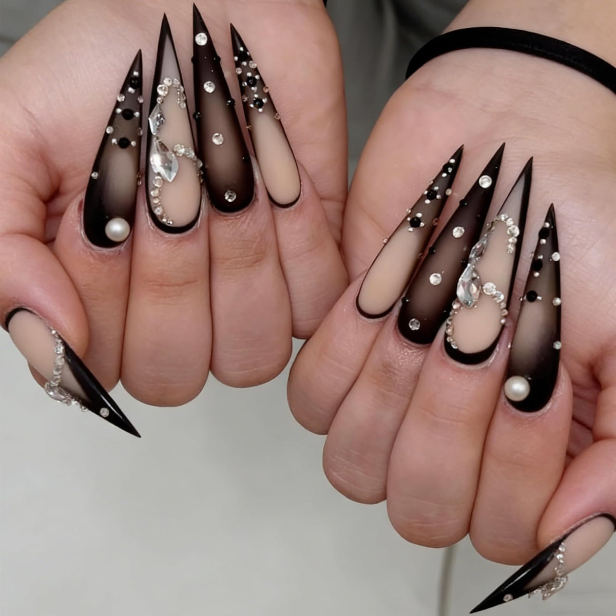 AHDSGJH 24 uñas postizas góticas con punta de aguja larga y diseño de diamantes de imitación negros degradados, de larga duración, cobertura total, pegamento brillante, decoración artística para mujer