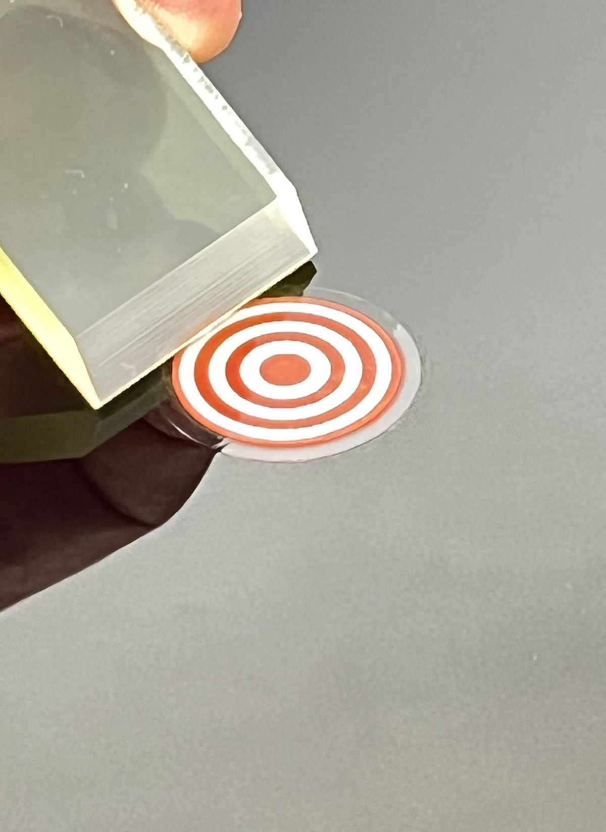 Bullseye - Paquete de objetivos de inodoro (13 objetivos) con herramienta aplicadora para una fácil instalación en inodoros y urinarios. Divertidas pegatinas de lente de inodoro para niños y hombres