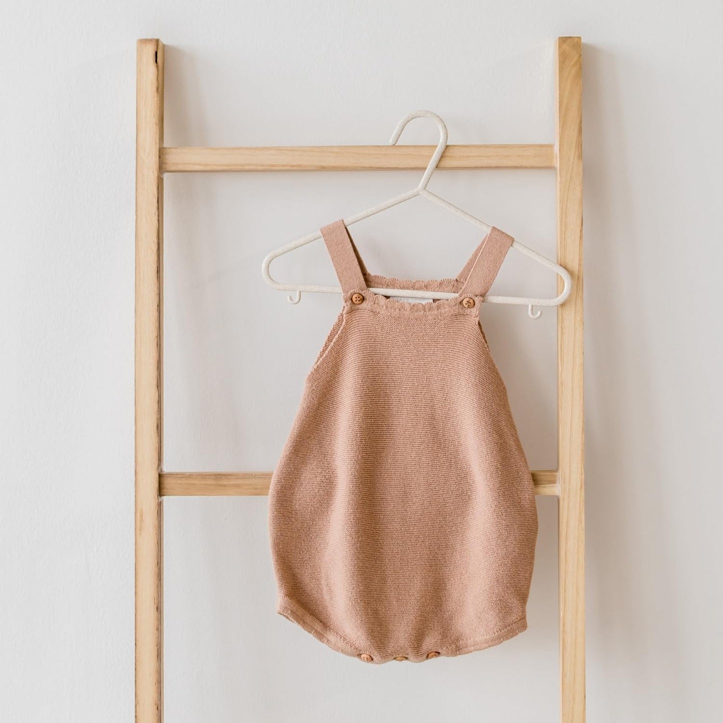 Paquete de 30 perchas de paja de trigo para bebé, paquete de 30 – Organización ecológica para armario infantil – Almacenamiento de ropa duradera para niños de recién nacidos a 5T – Crema moteada